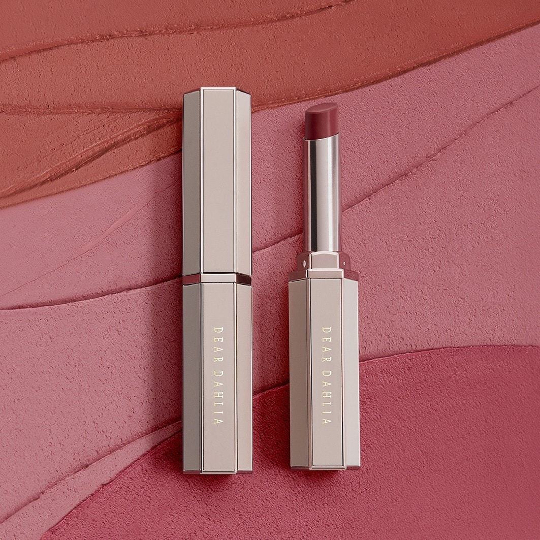 „Dear Dahlia Lippenstift“ lūpų dažai „Allure“ skaidrus aksominis pagrindas – 2,5 g