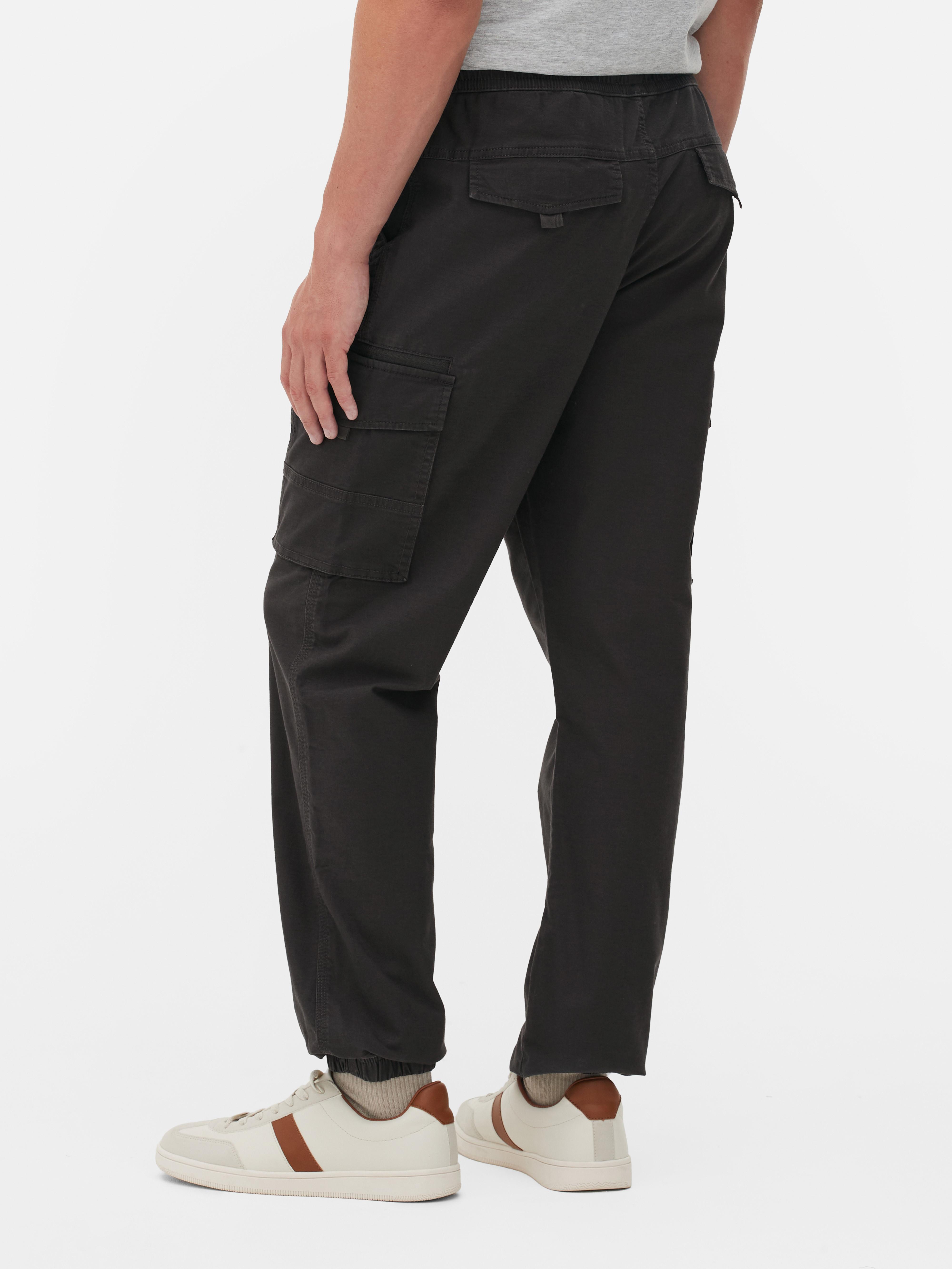 Pantaloni cargo lejeri cu manșete la gleznă. Acești pantaloni cargo sunt eleganți și practici.