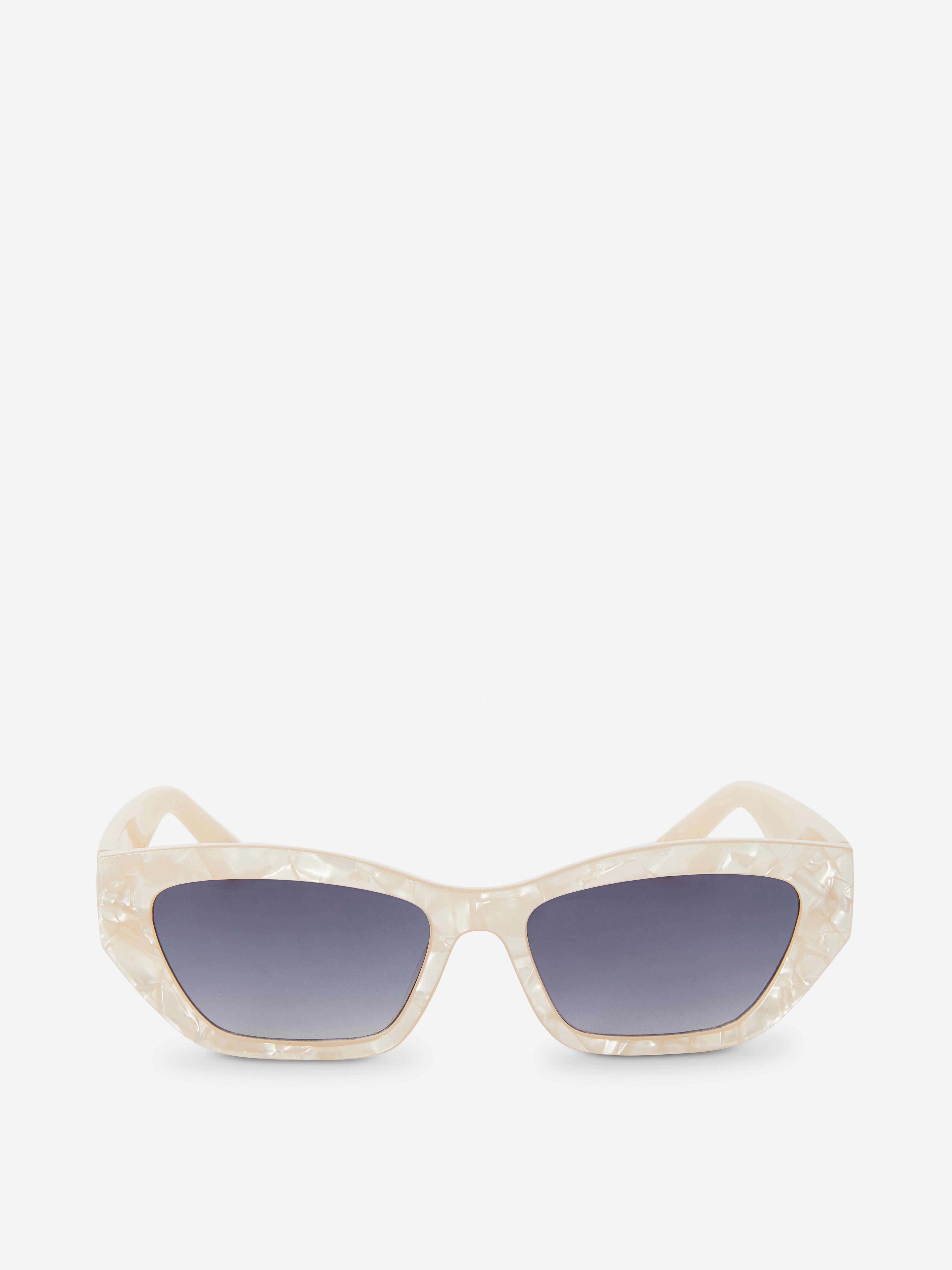 Sonnenbrille mit rechteckigem Cat-Eye-Gestell. Glänzende Sonnenbrille mit getönten Gläsern und Retro-Cat-Eye-Form.