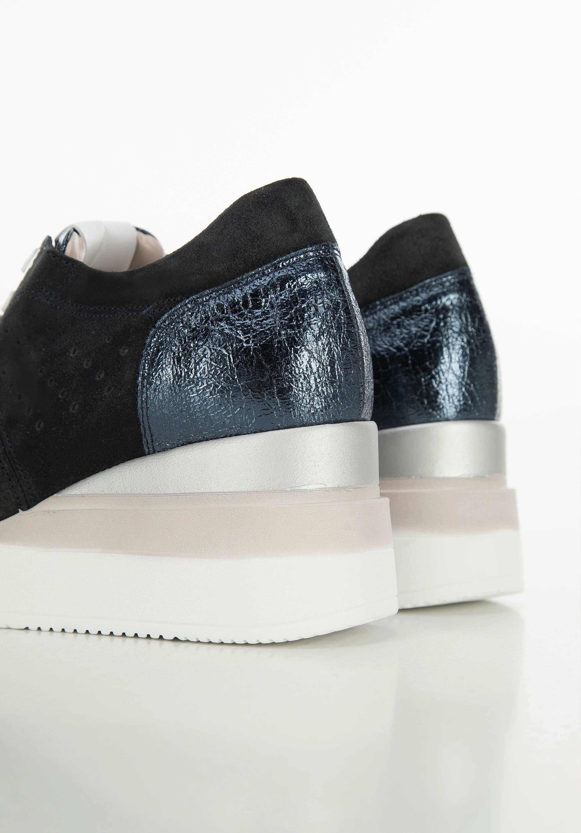 Damskie sneakersy zamszowe na koturnie w pasy ciemny granat