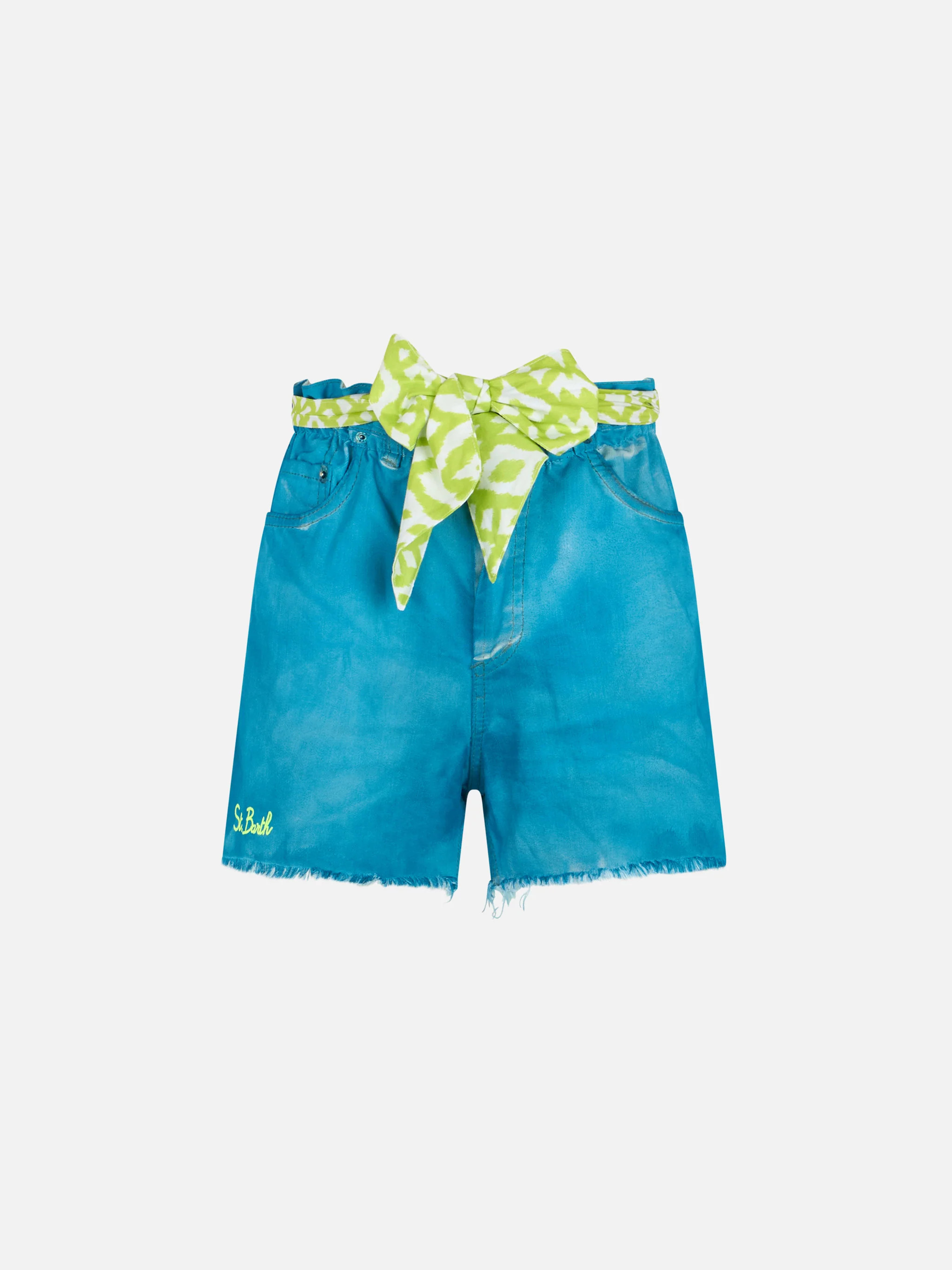 Shorts jeans turquesa reciclados com bordado, usados por uma mulher do Arizona.