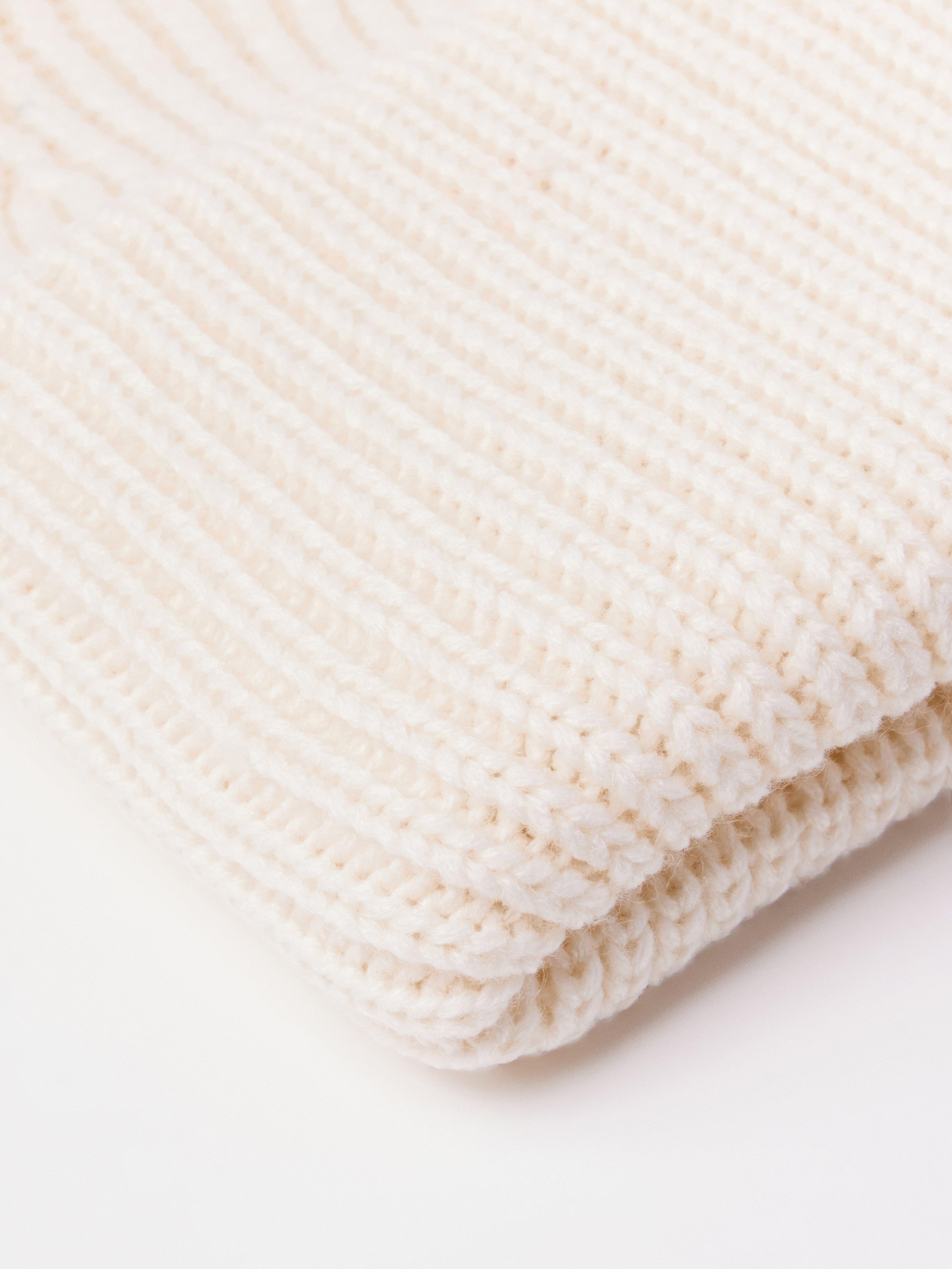 Bonnet tricoté blanc cassé