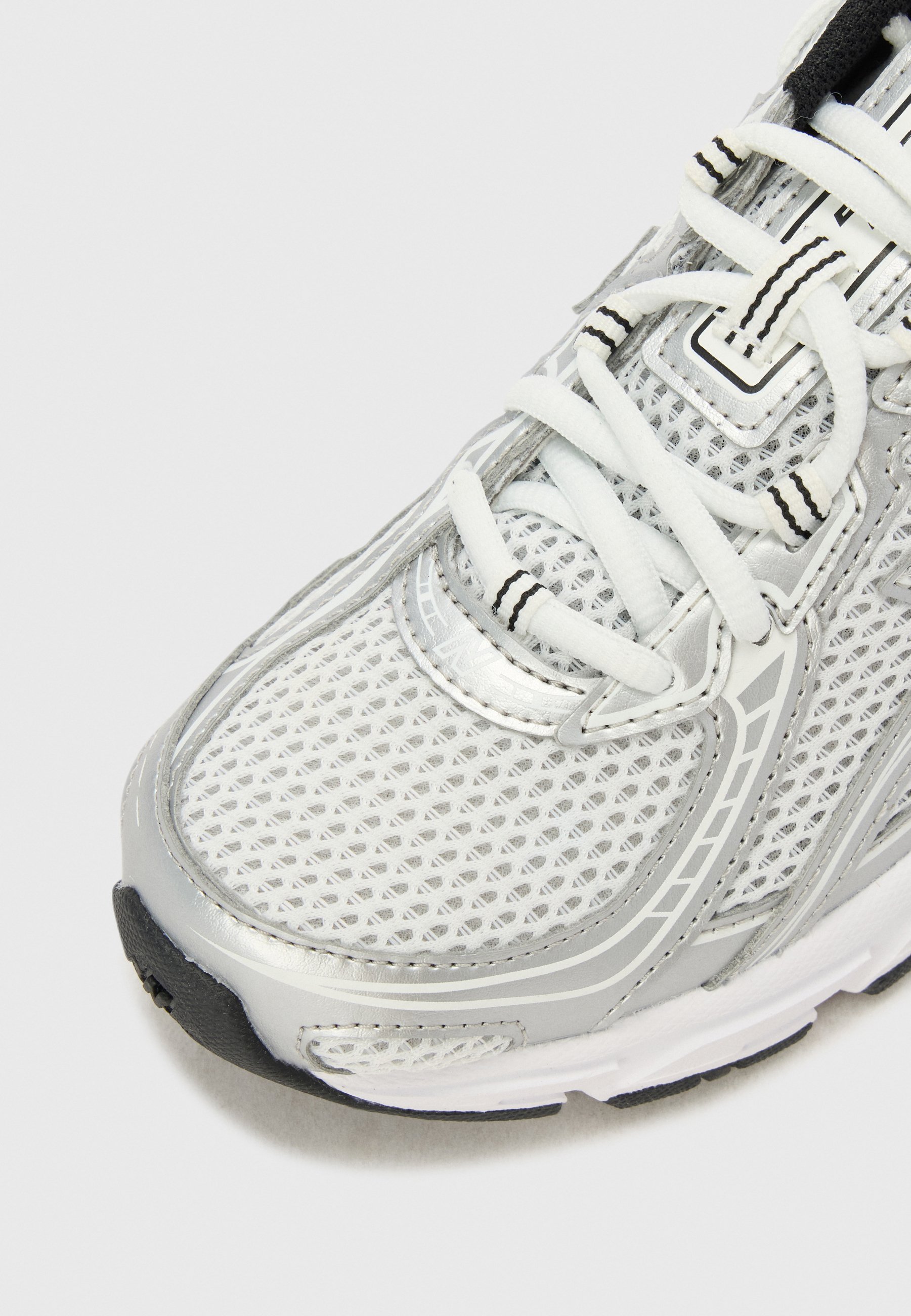 New Balance 740 - Sneakers - zilverkleurig