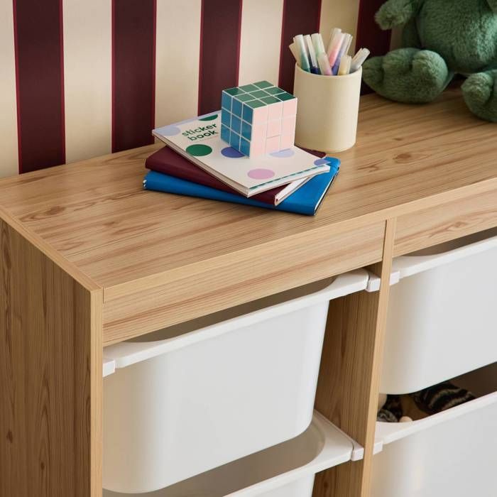 Mobile contenitore per bambini. Finitura naturale. 6 contenitori in plastica.