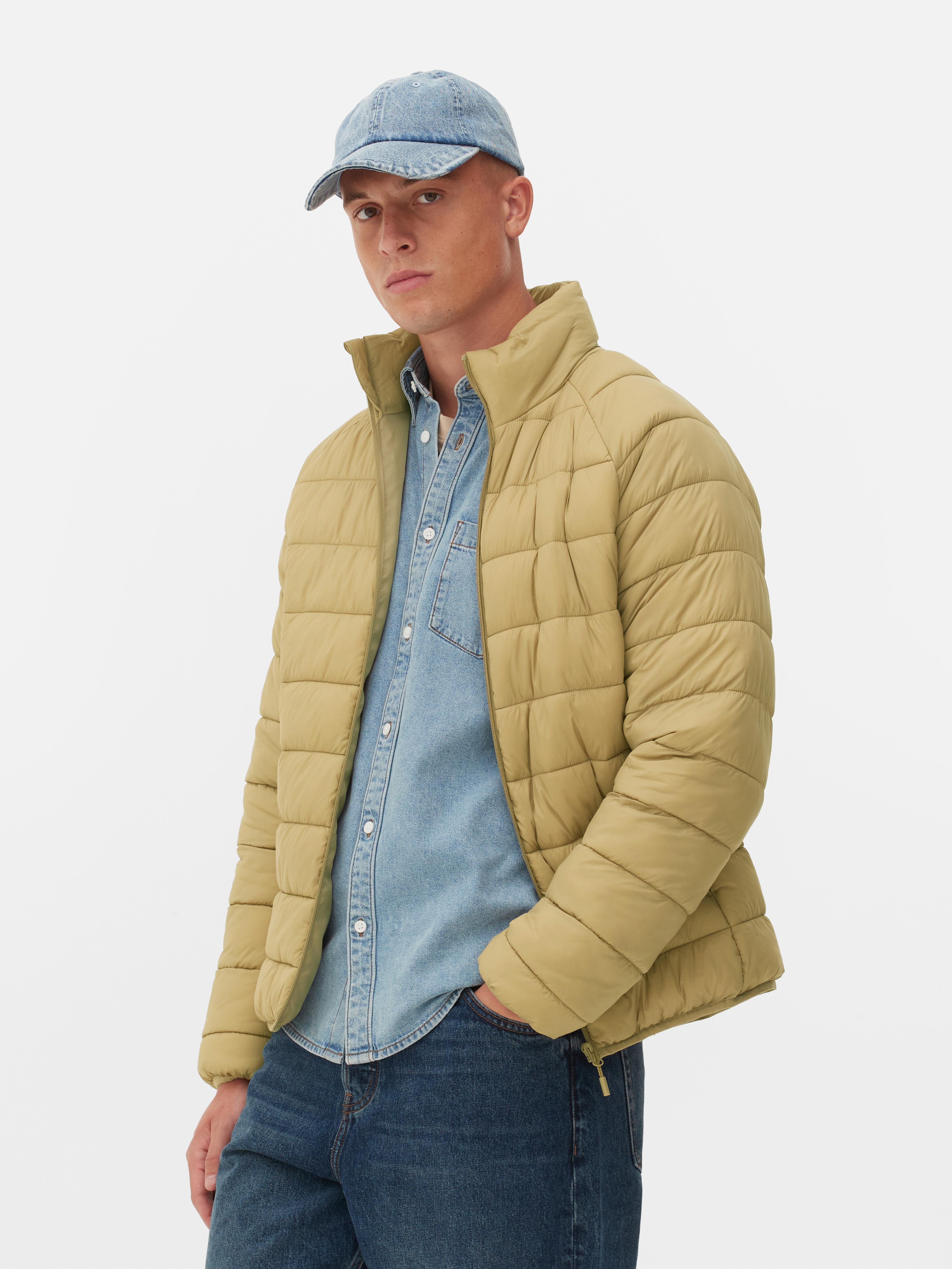 Steppjacke mit Stehkragen. Eine lässige Steppjacke mit Stehkragen, Reißverschluss und Taschen.