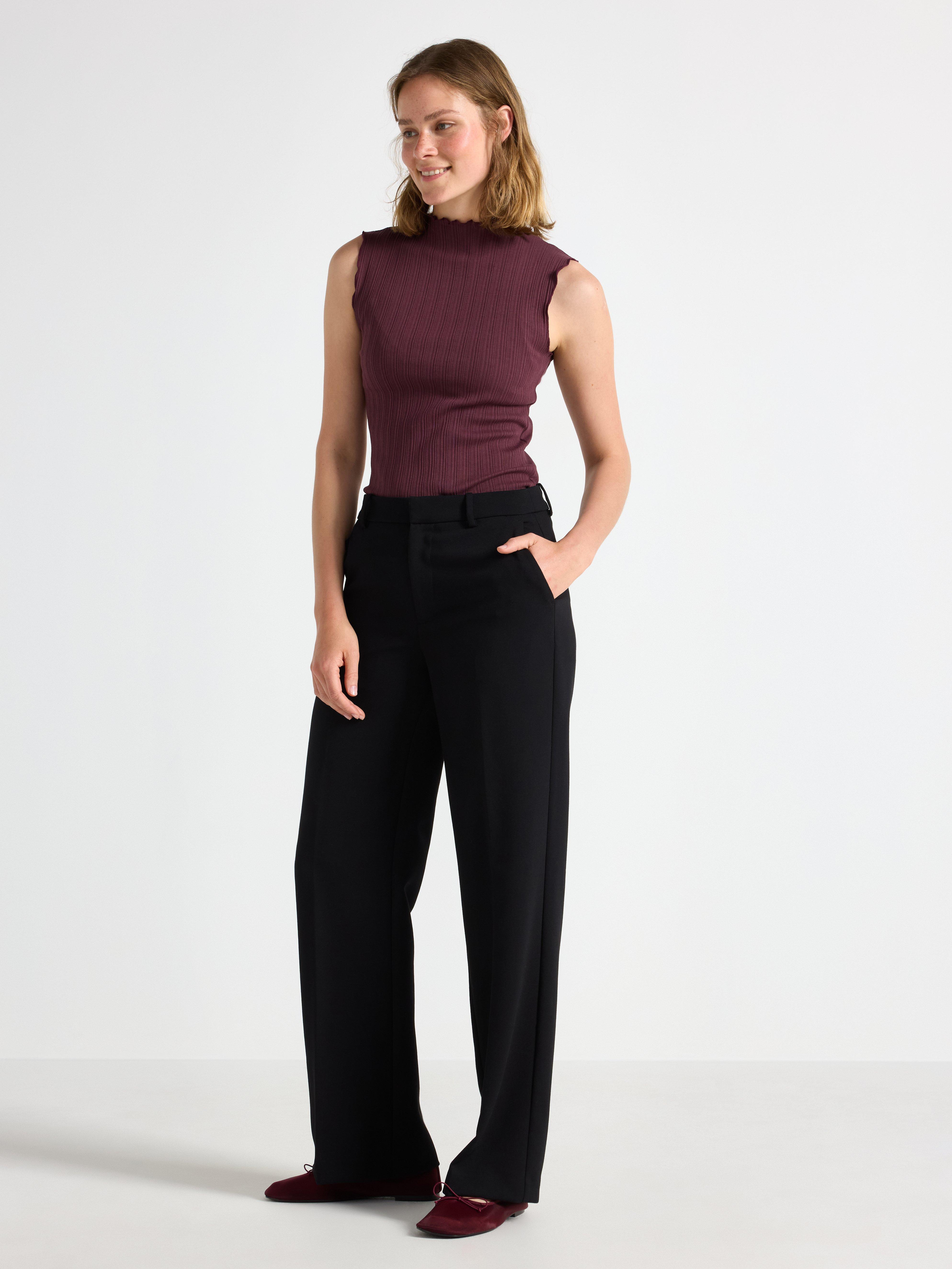 Calça reta NOOR com cintura normal, preta.