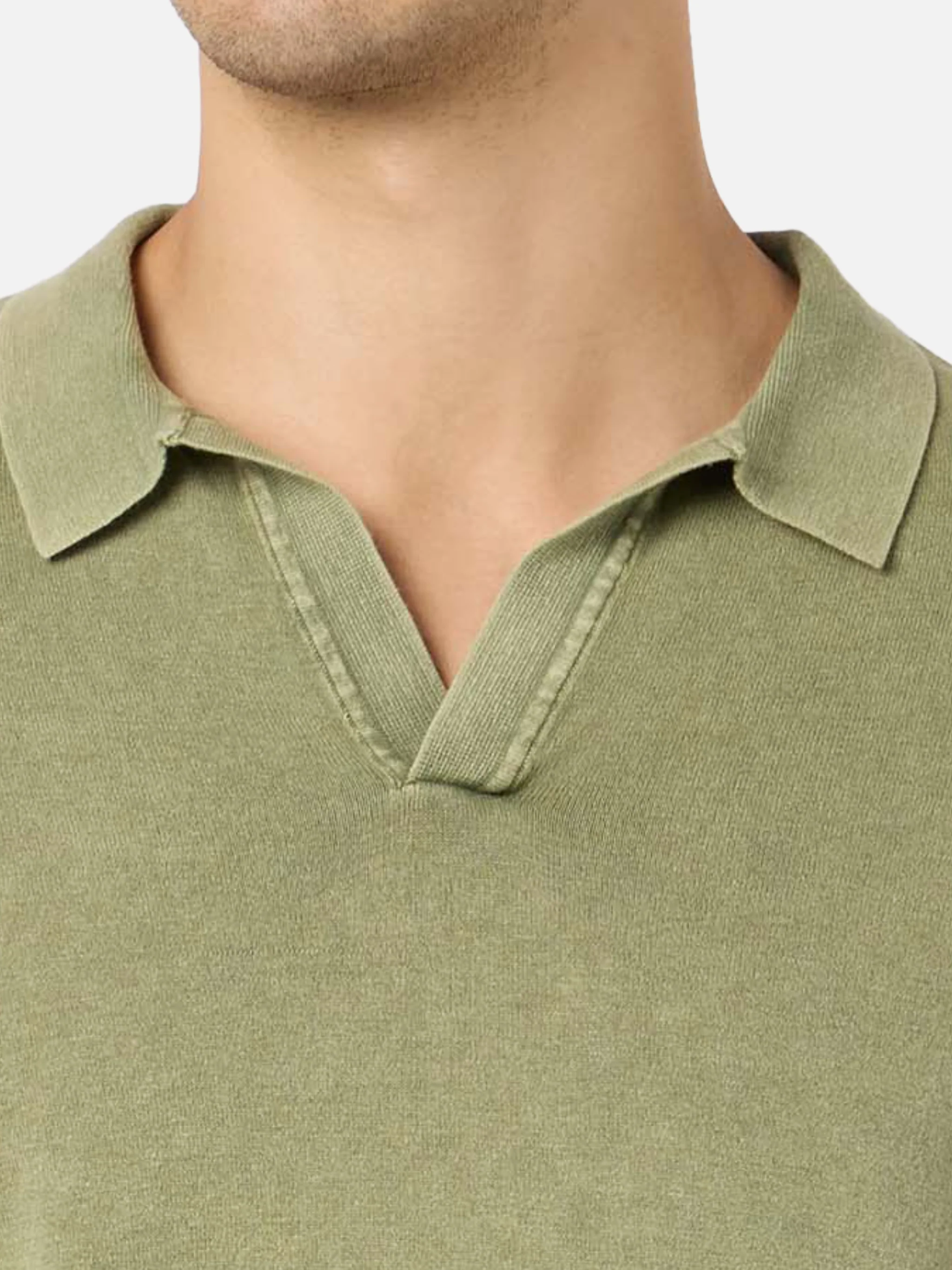 Sloan poloshirt in militairgroene gebreide stof met knopen en vintage afwerking.
