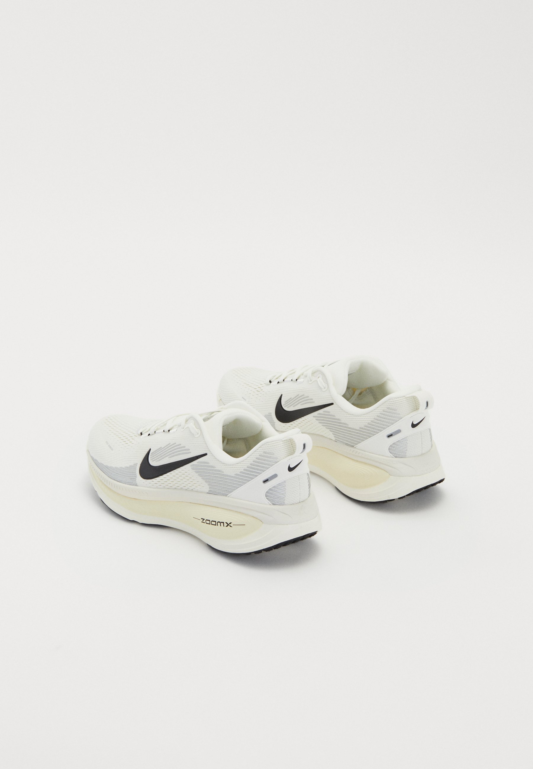 Nike Performance VOMERO 18 - Løpesko for landevei - summit white/black/coconut milk