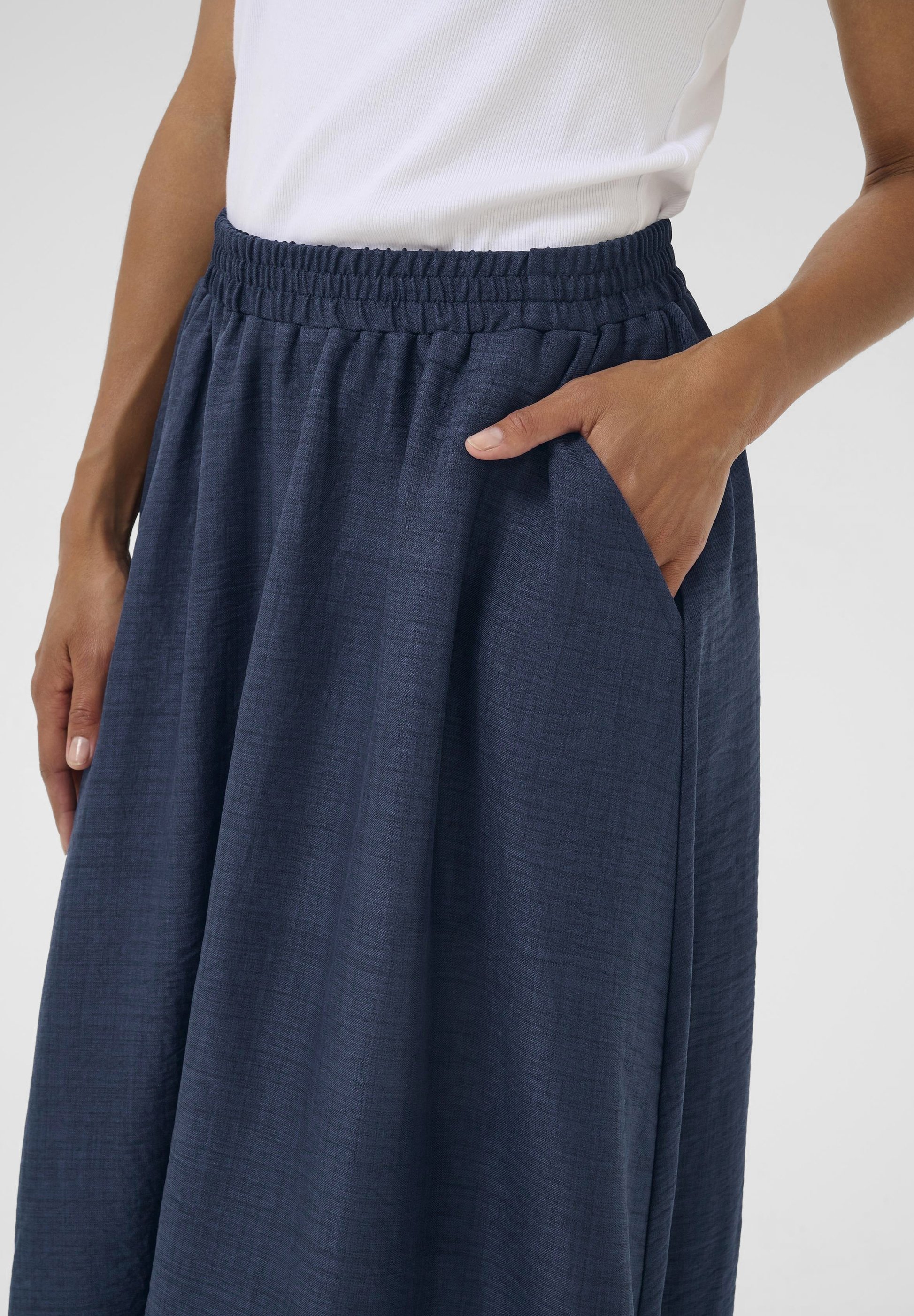 Jupe trapèze Kaffe ELLEN MIDI - coloris indigo