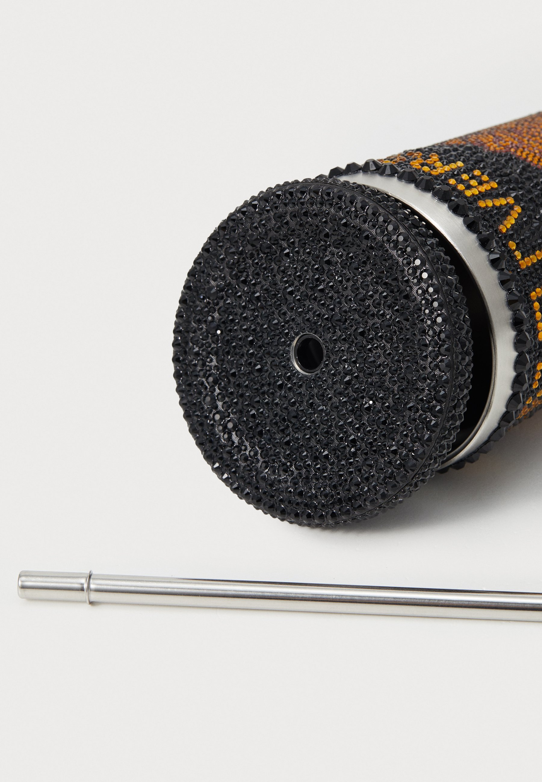 Versace-keittiö ja -pöytä