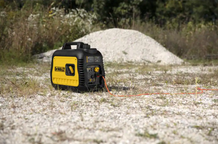 Gerador inversor DEWALT Ultra Silencioso de 2200 W com partida manual, movido a gasolina, afogador automático e tecnologia CO-PROTECT, 50-ST