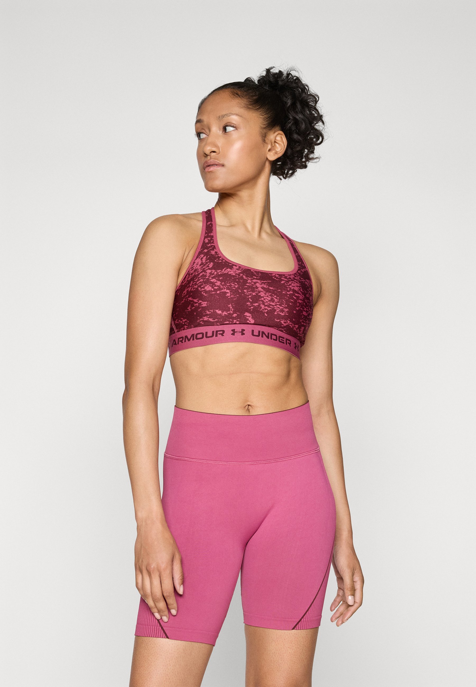 Soutien-gorge de sport Under Armour CROSSBACK MID PRINT - Maintien moyen - fuchsia crépuscule/bordeaux foncé