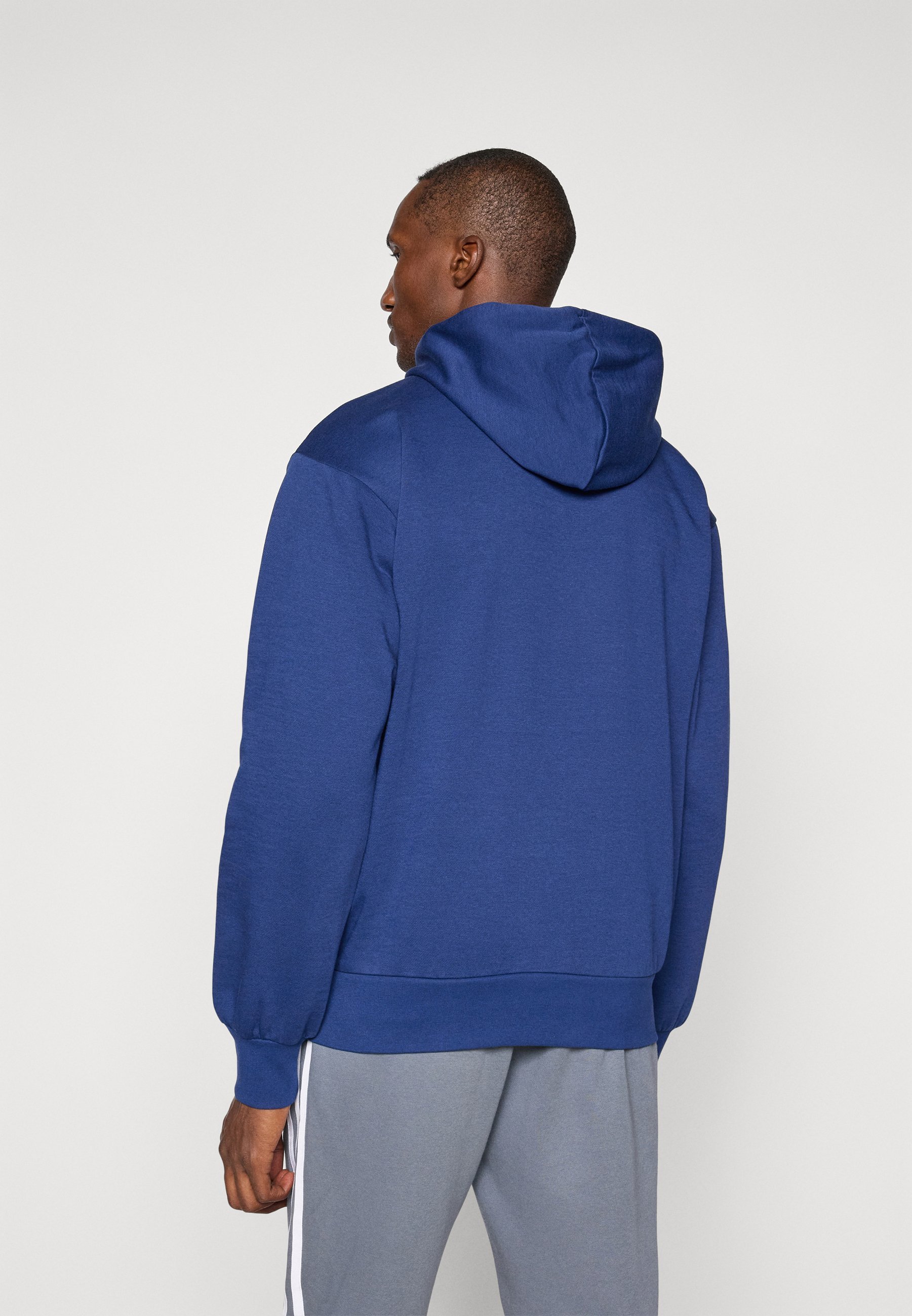 Felpa con cappuccio adidas Sportswear FEELCOZY - blu scuro/bianco