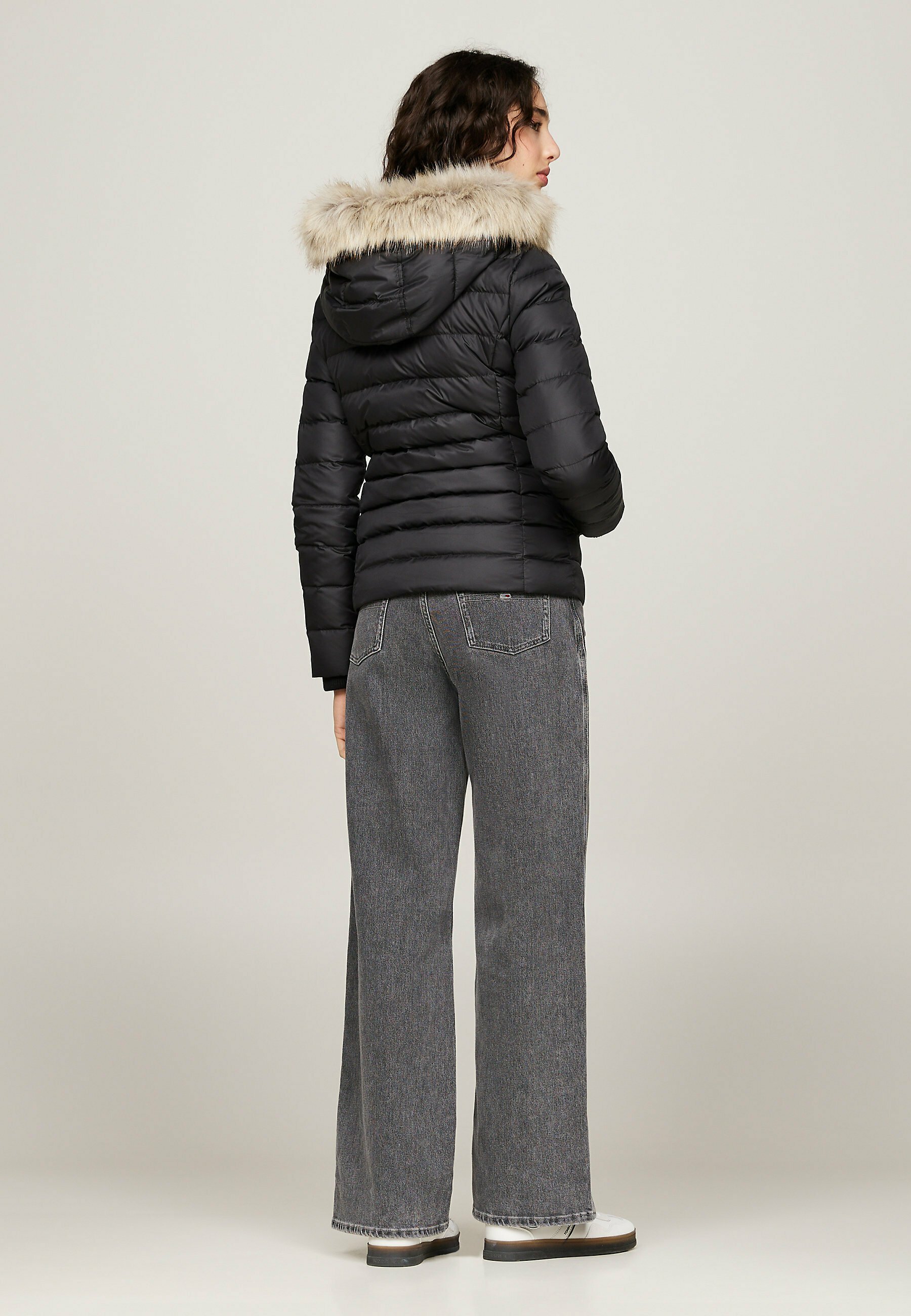 Giacca imbottita Tommy Jeans con cappuccio - nera