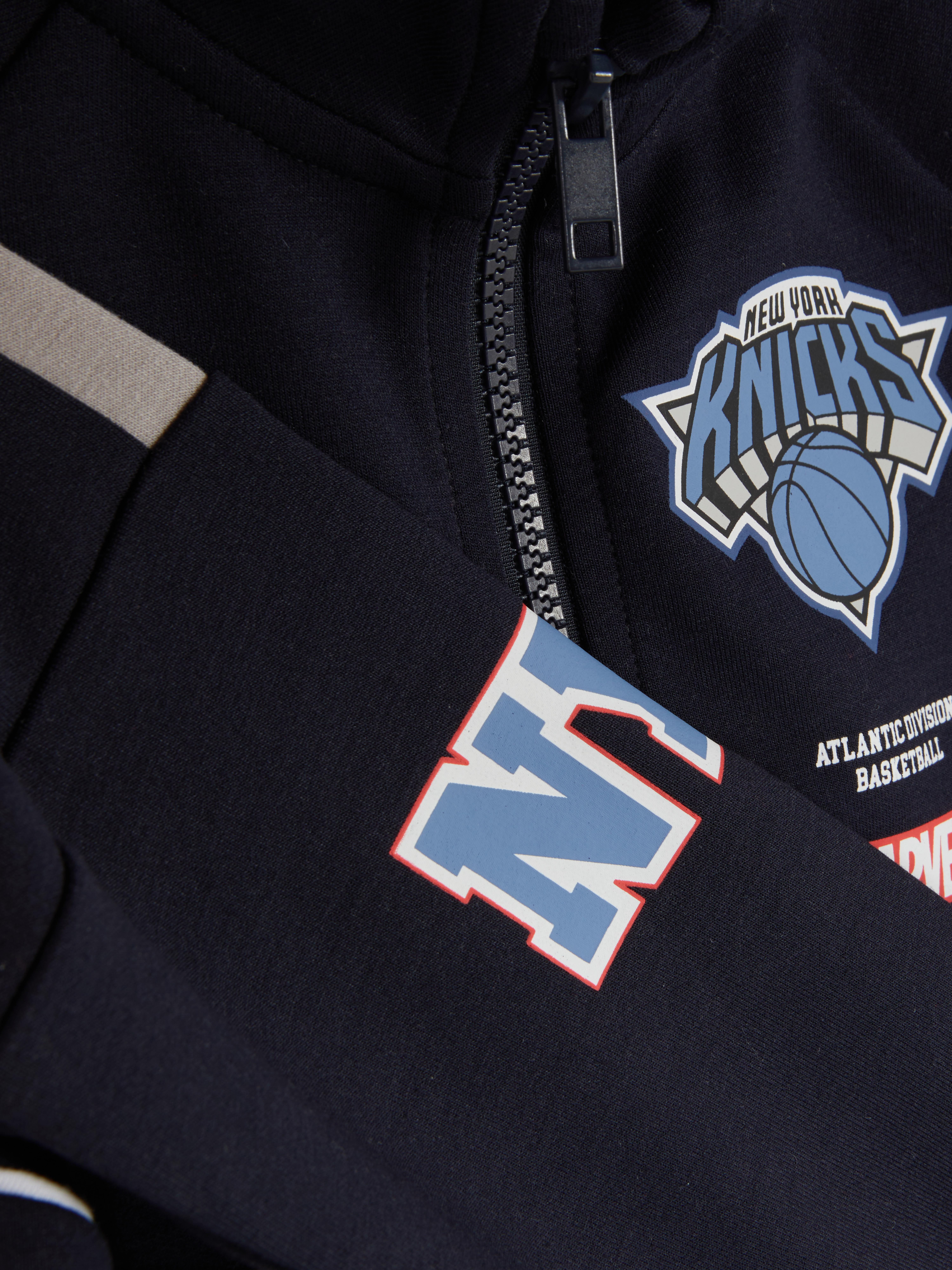 Hanorac NBA New York Knicks și MARVEL Spider-Man Hanorac asortat cu guler ridicat, fermoar și temă cu supereroi și sport