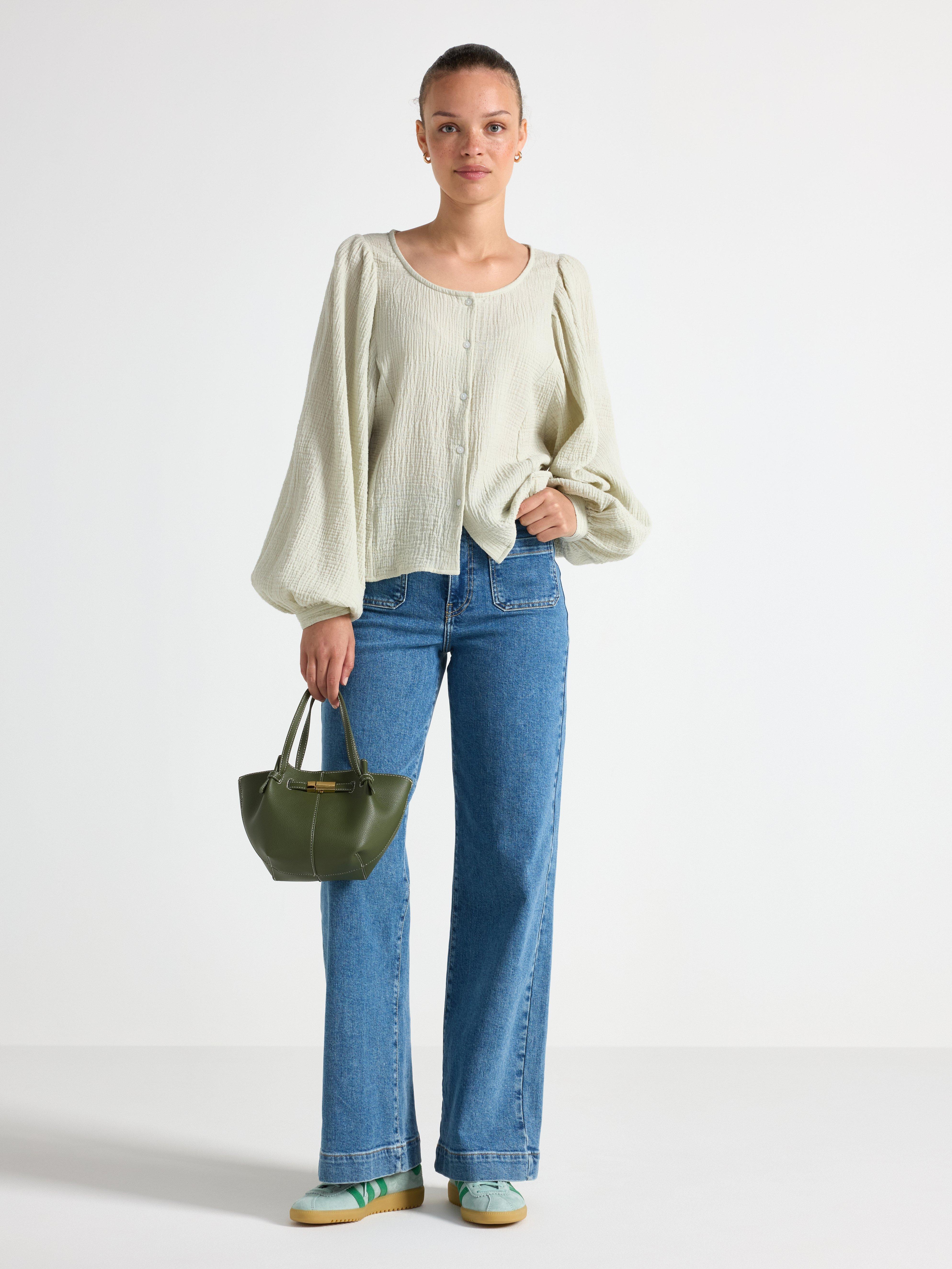 Blusa em tecido de algodão verde claro acinzentado