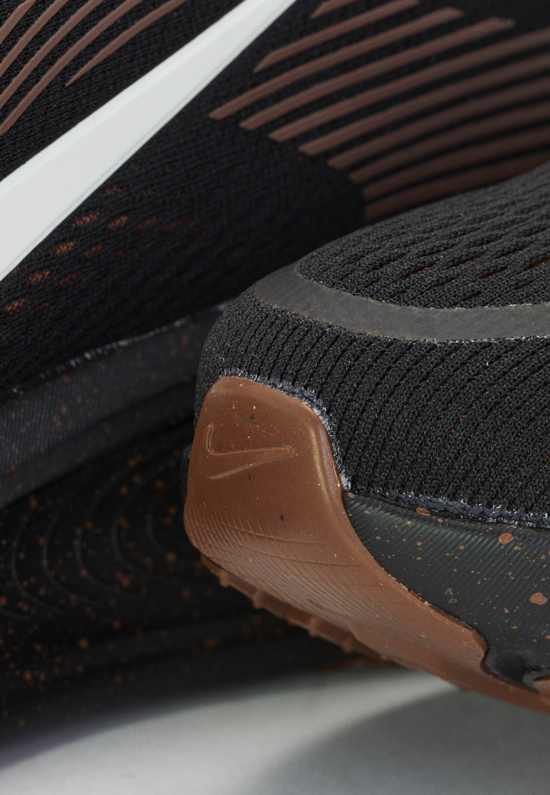 Nike Performance VOMERO 18 - Hardloopschoenen voor op de weg - zwart/ijzersteen/bruin/woestijnoker