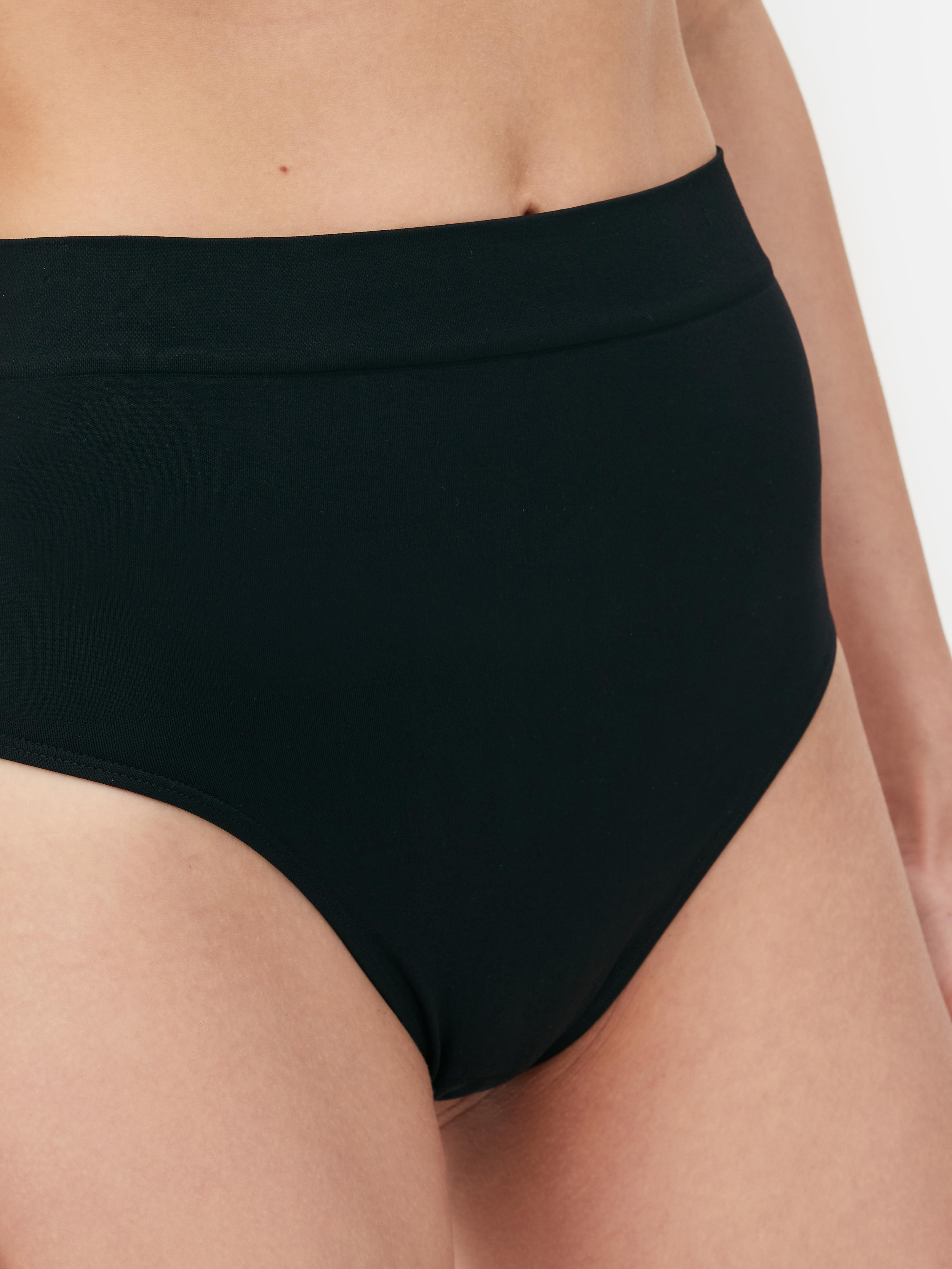 Tanga modelatoare cu talie înaltă, fără cusături Un tanga modelator cu talie înaltă pentru o siluetă elegantă