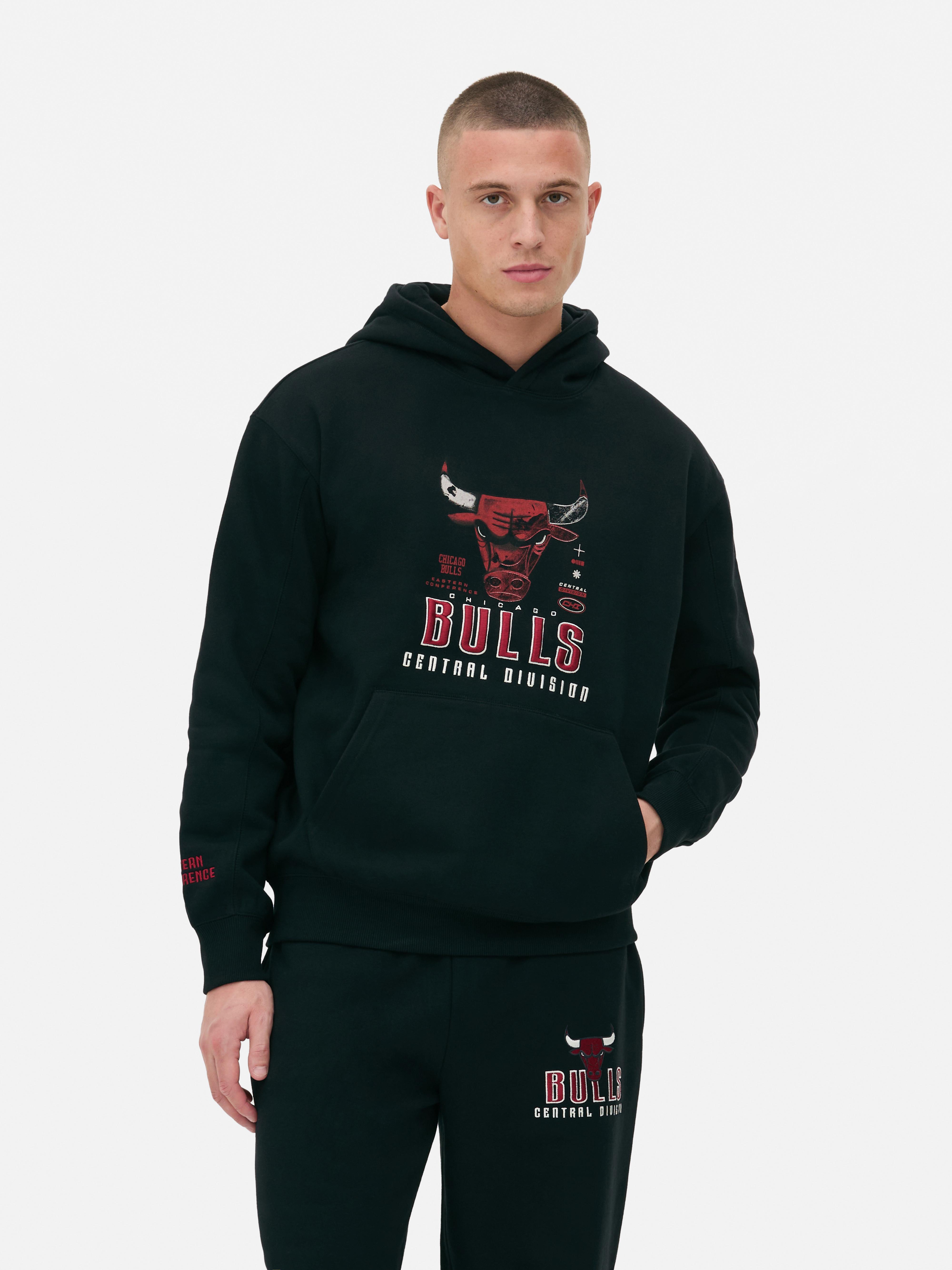 Pulover s kapuco s potiskom košarkarske ekipe NBA Chicago Bulls - pulover s kapuco z obrabljenim potiskom, kengurujevim žepom in rebrastimi manšetami