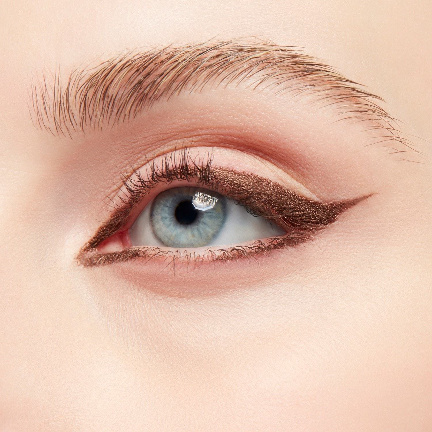 MAC akių pieštuko spalvos „Excess Gen“ akių kontūro pieštukas – 0,35 g
