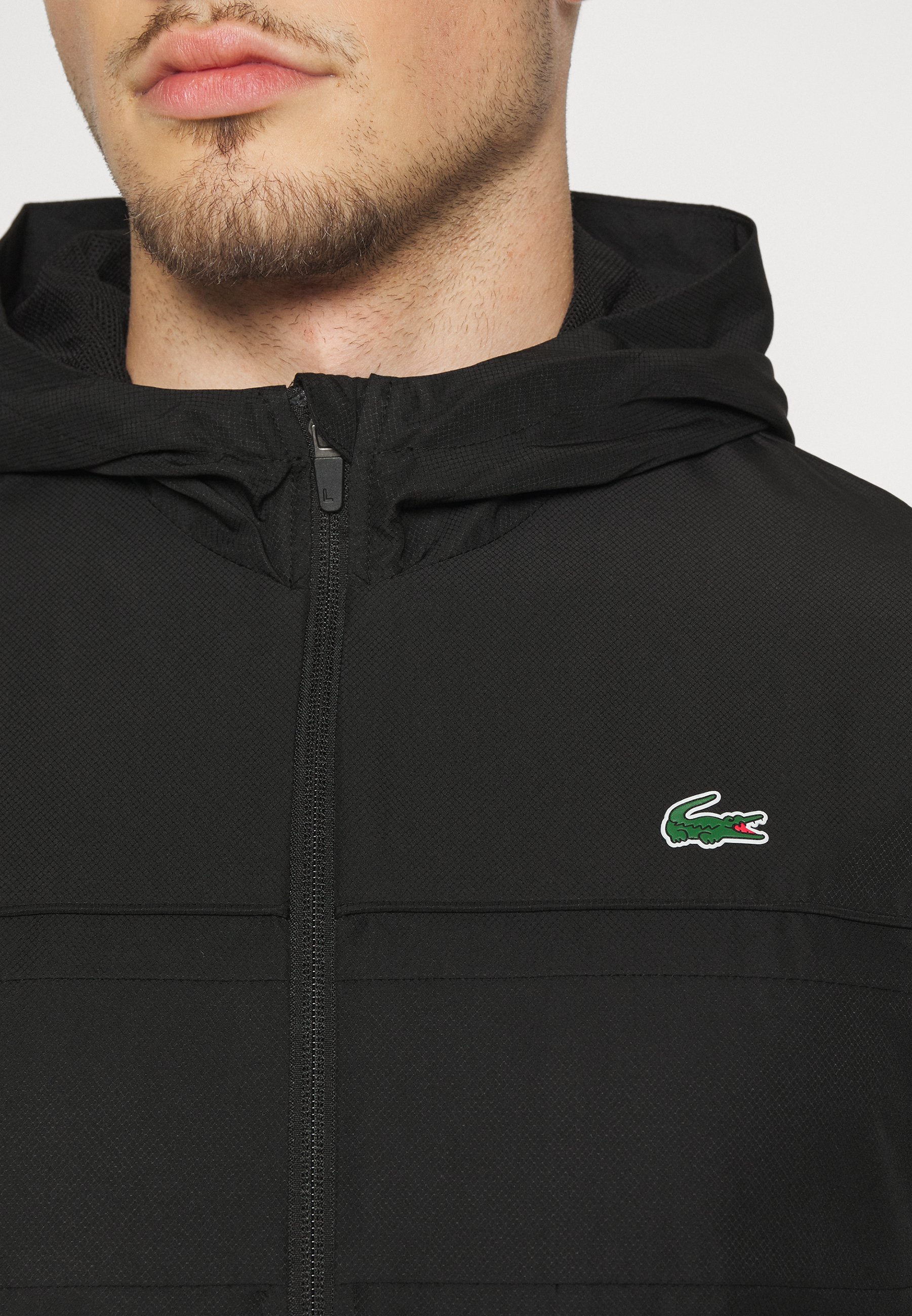 Tuta sportiva Lacoste con cappuccio - nera