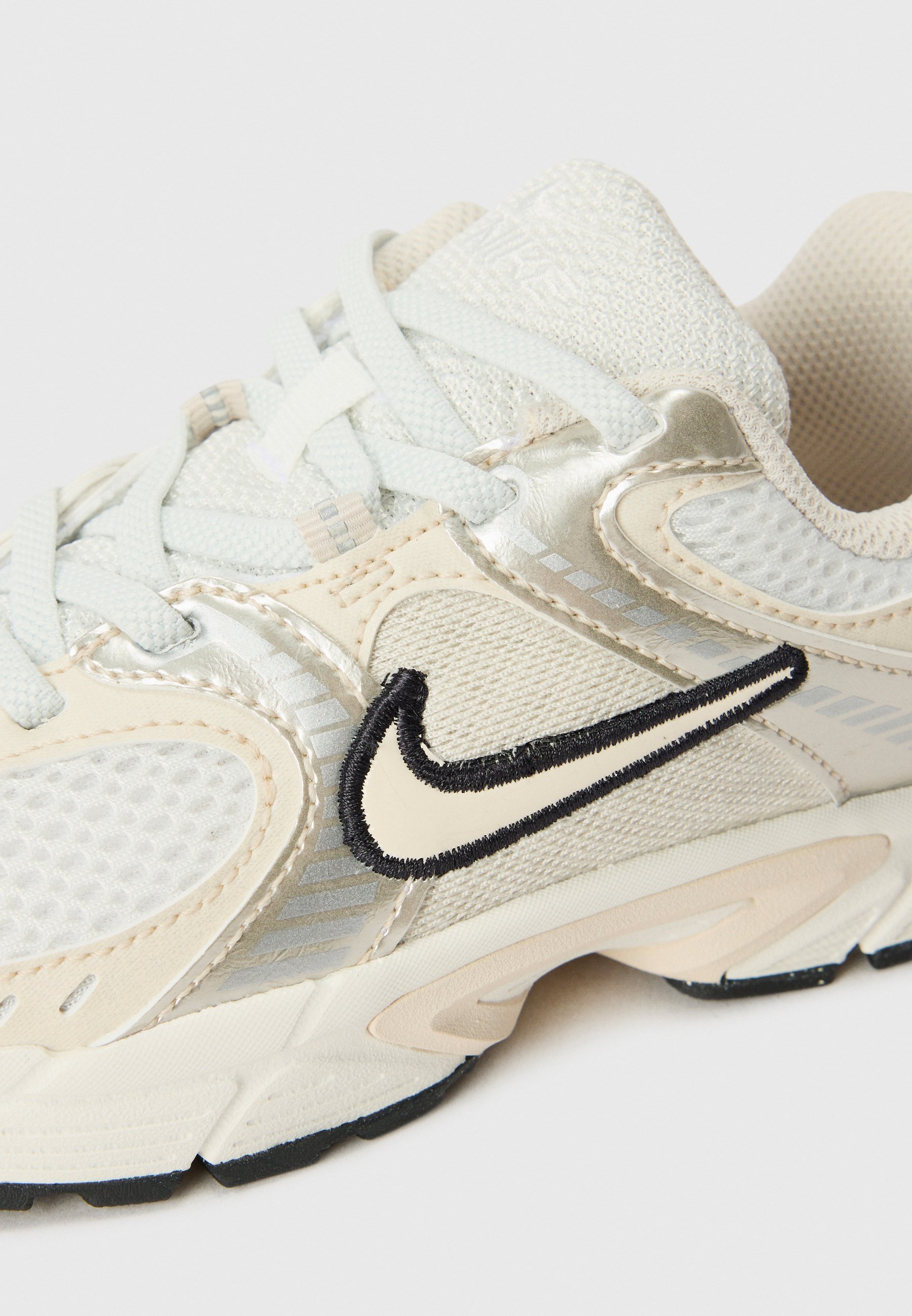 Nike Sportswear V5 UNISEX - Sneaker - Summit White/Orewood Brown/Sail/Black