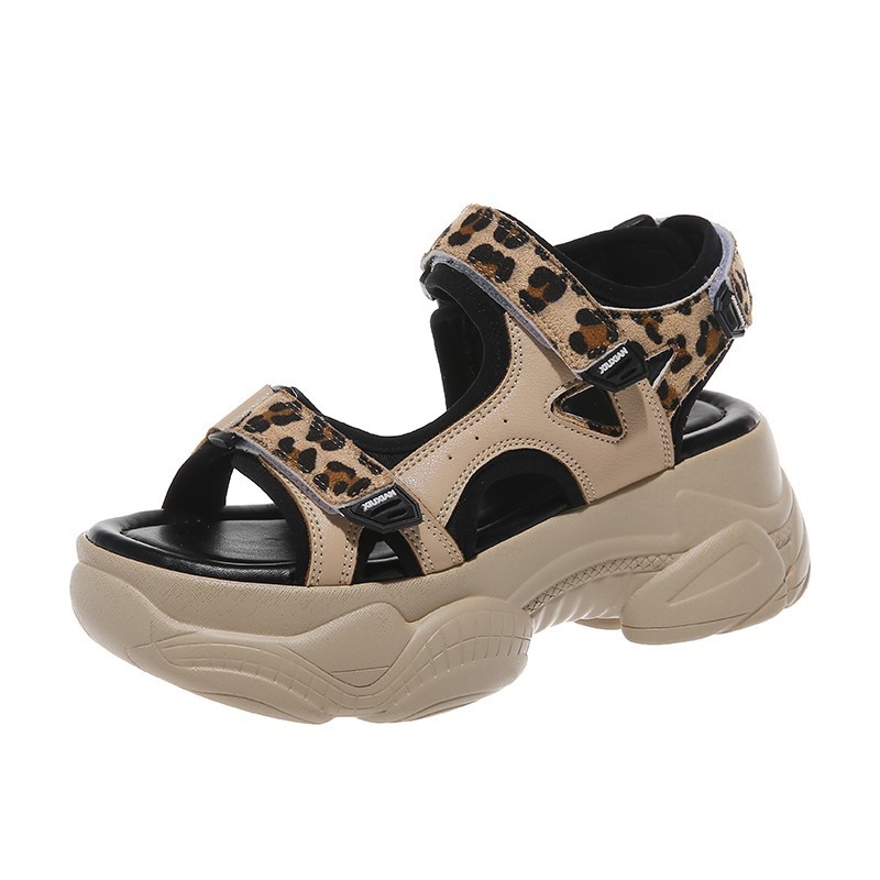 Sandales compensées à plateforme effet léopard pour femmes, confortables et élégantes, idéales pour l'été et les activités de plein air.