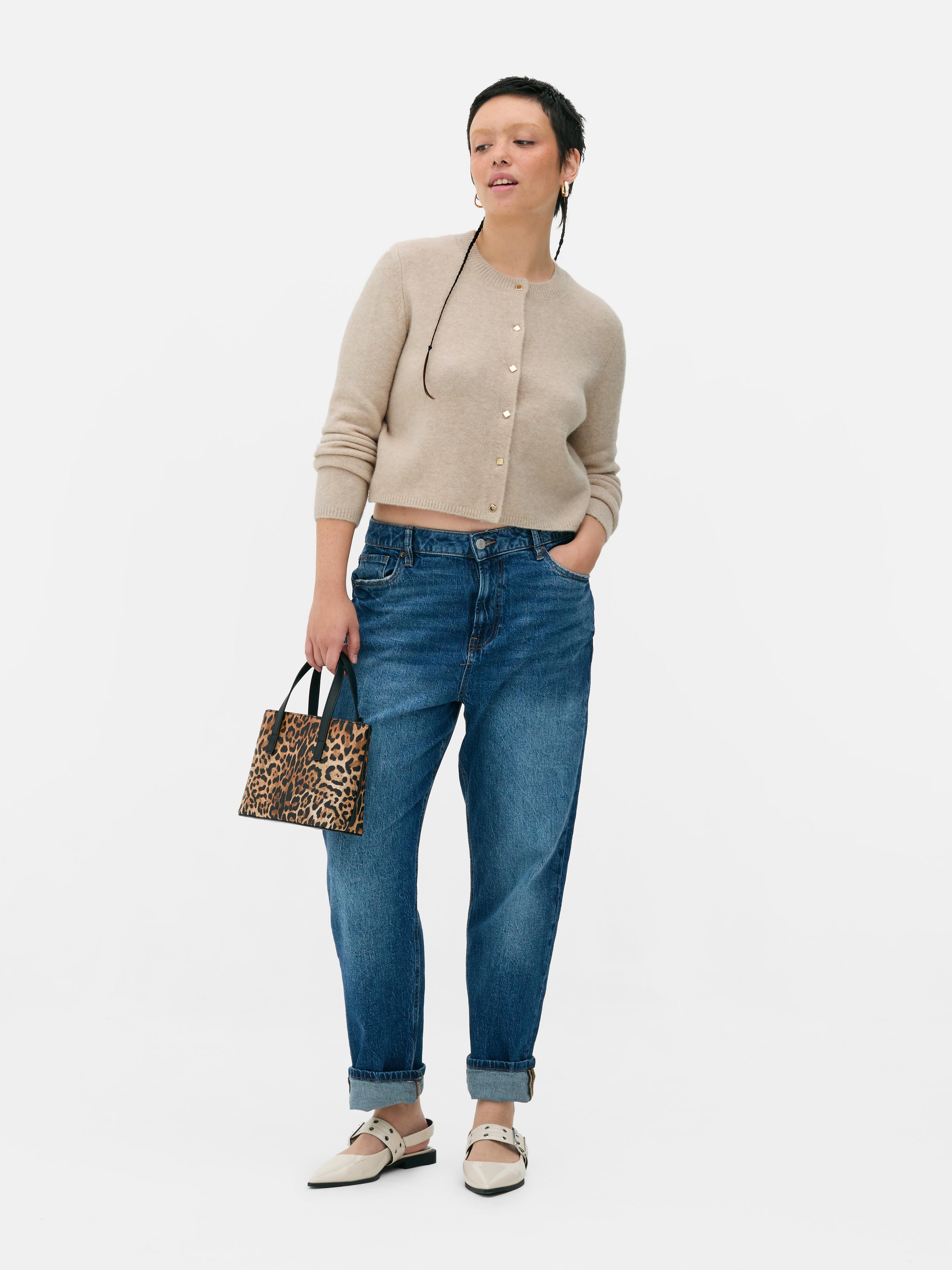 Cardigan lavorato a maglia con bottoni. Questo cardigan lavorato a maglia con bottoni è il tocco caldo perfetto per i tuoi outfit.