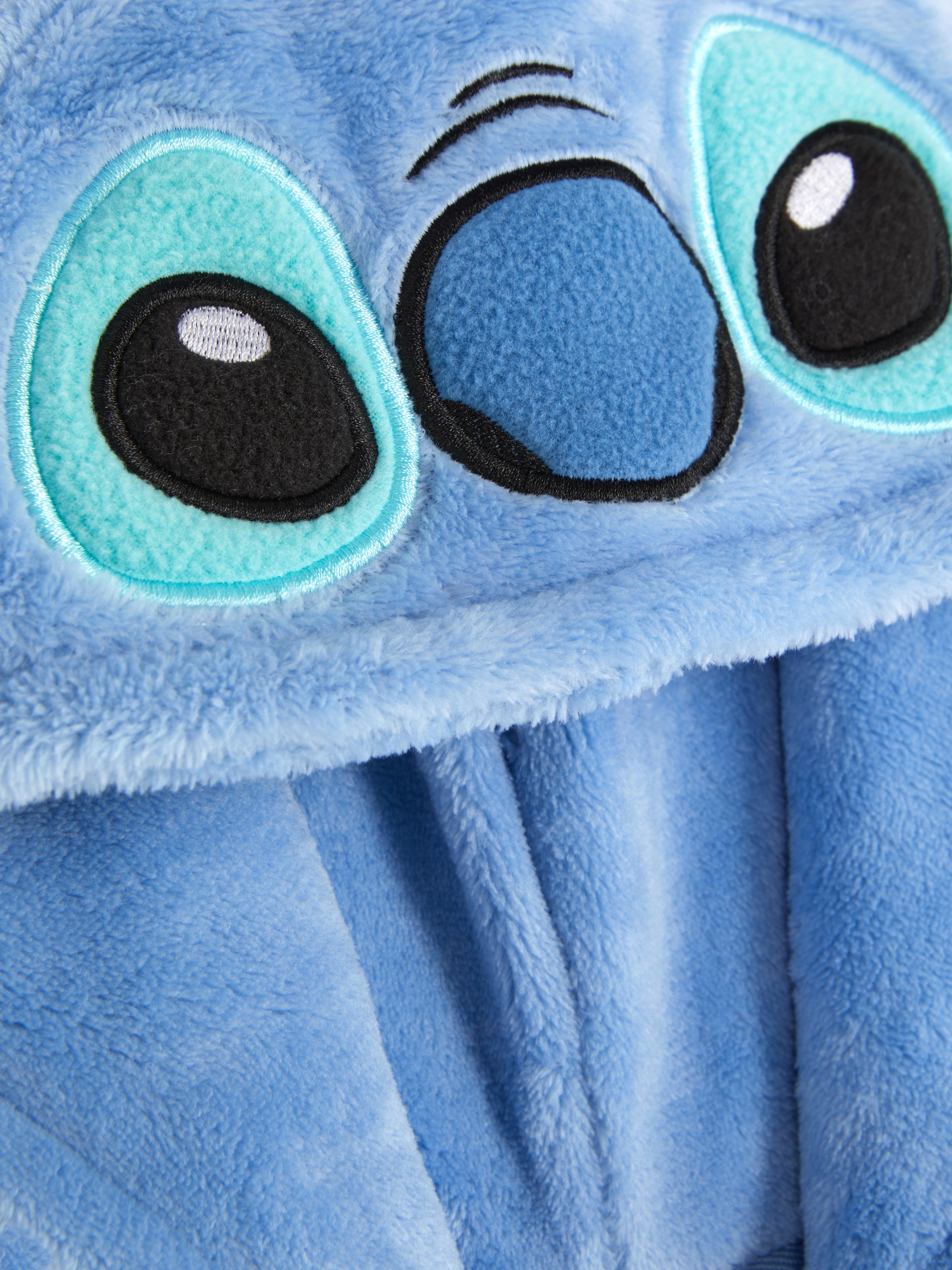 Salopetă Disney Stitch pentru copii. Această salopetă distractivă și moale are o glugă fixă și un fermoar.