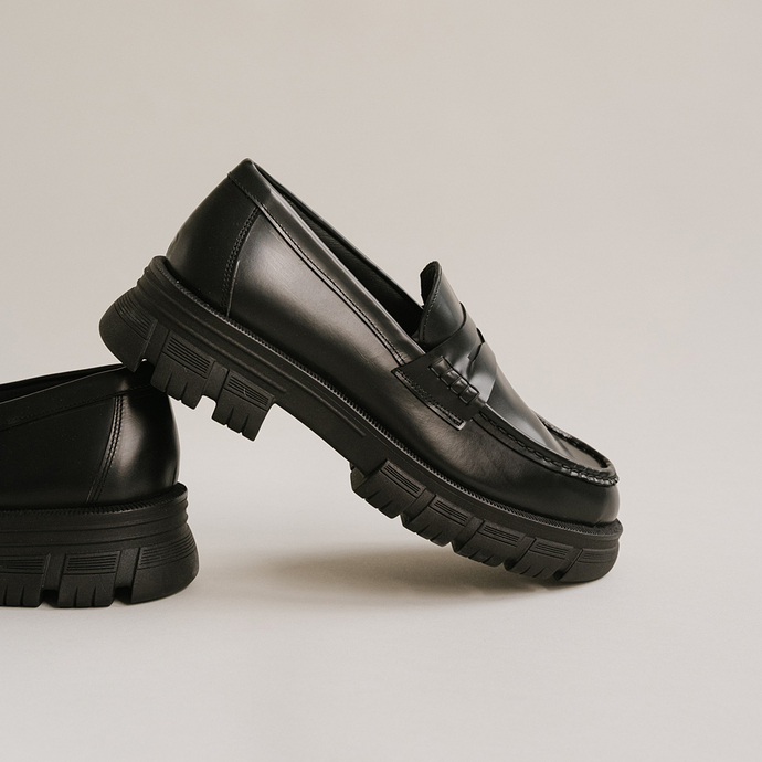 Mocassins à semelles crantées  en cuir glacé noir