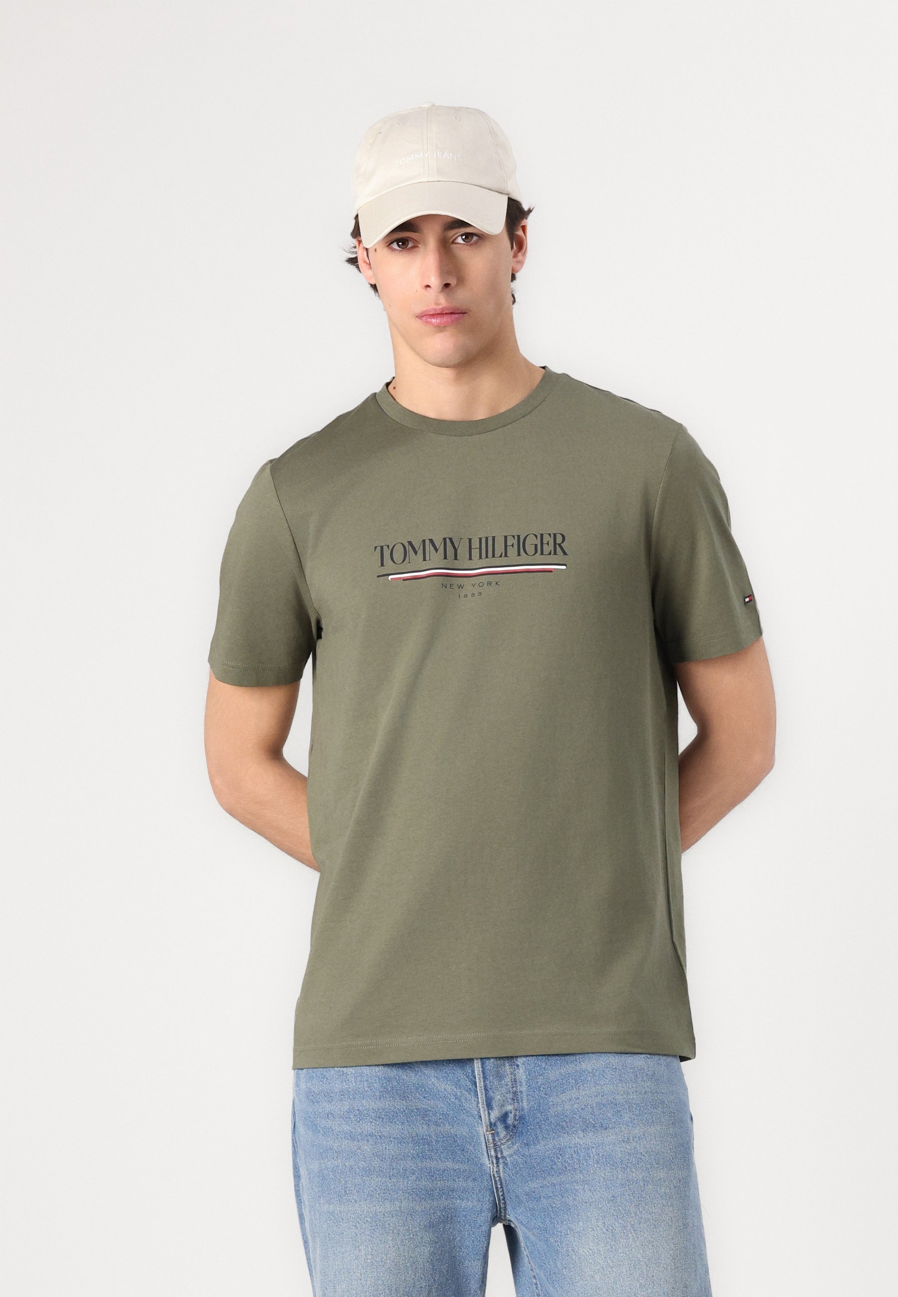 Tommy Hilfiger BRAND LOVE T-shirt - T-shirt met print - gevechtsgroen