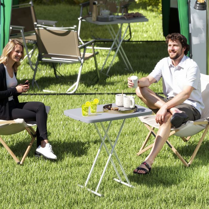 Tavolino laterale - Outsunny - pieghevole - 6 livelli di altezza regolabili - per patio e giardino - realizzato in HDPE - 76 x 50 x 74 cm - grigio