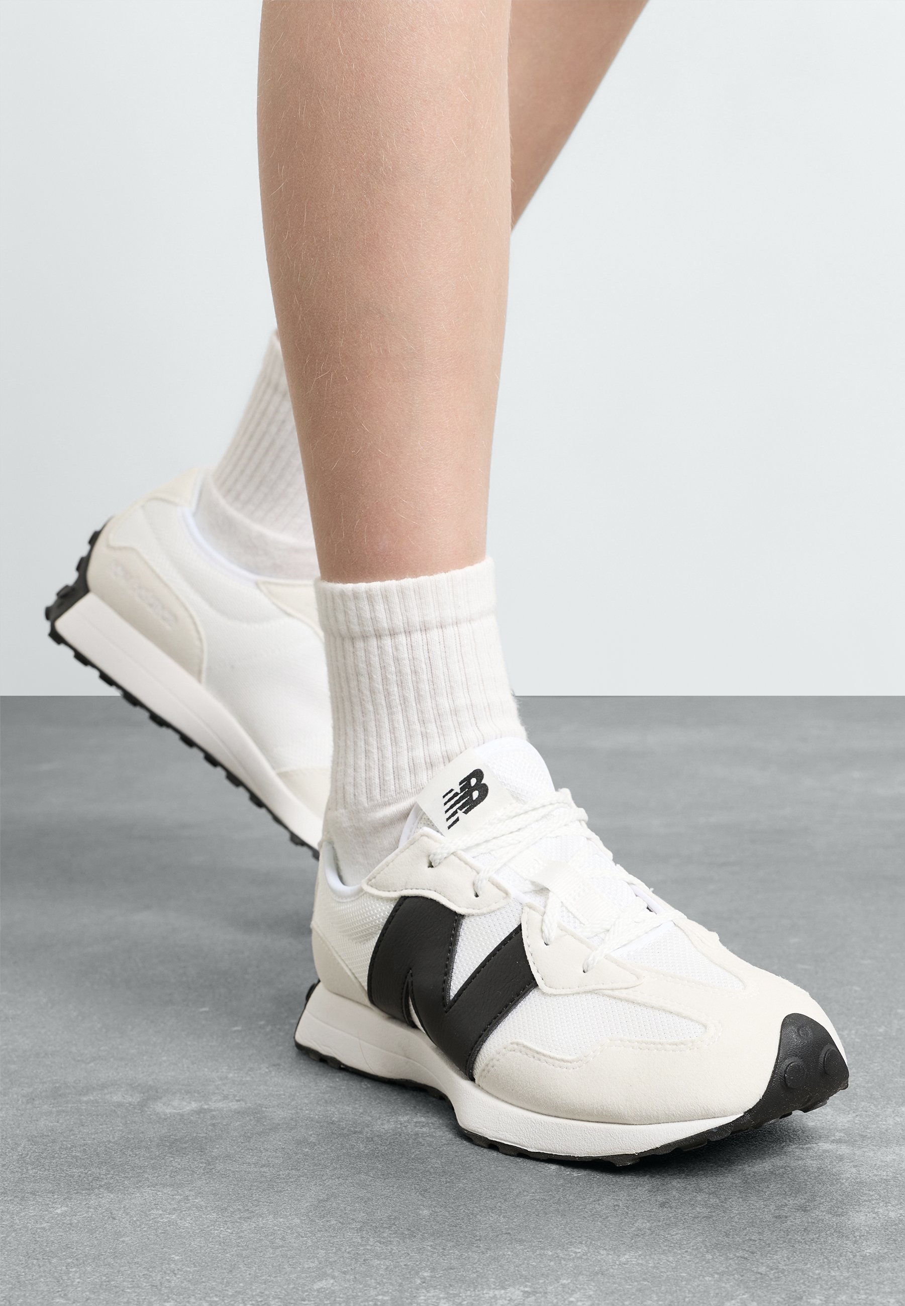 New Balance 327 - Trainingsschoen - zwart/wit