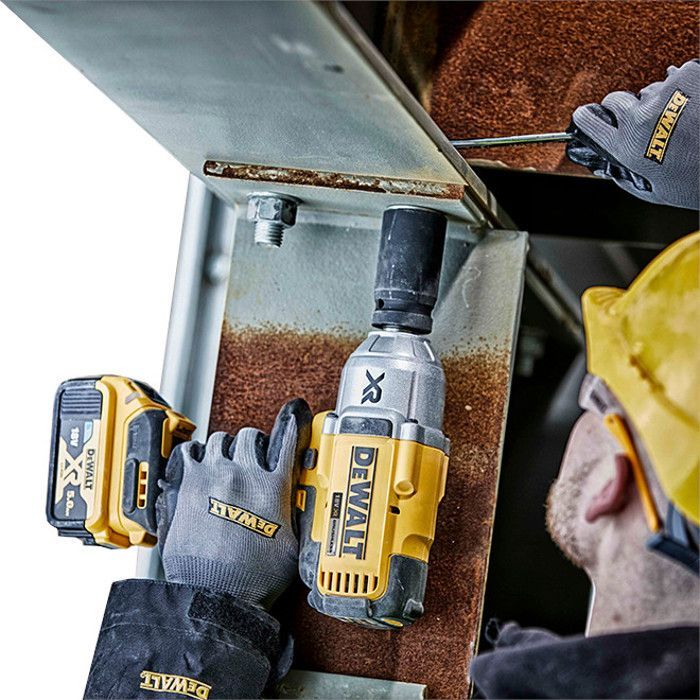 Llave de impacto DEWALT XR de 18 V y 5 Ah con batería de iones de litio, 3 velocidades, suministrada con 2 baterías en un estuche TSTAK, con clip y apilable.