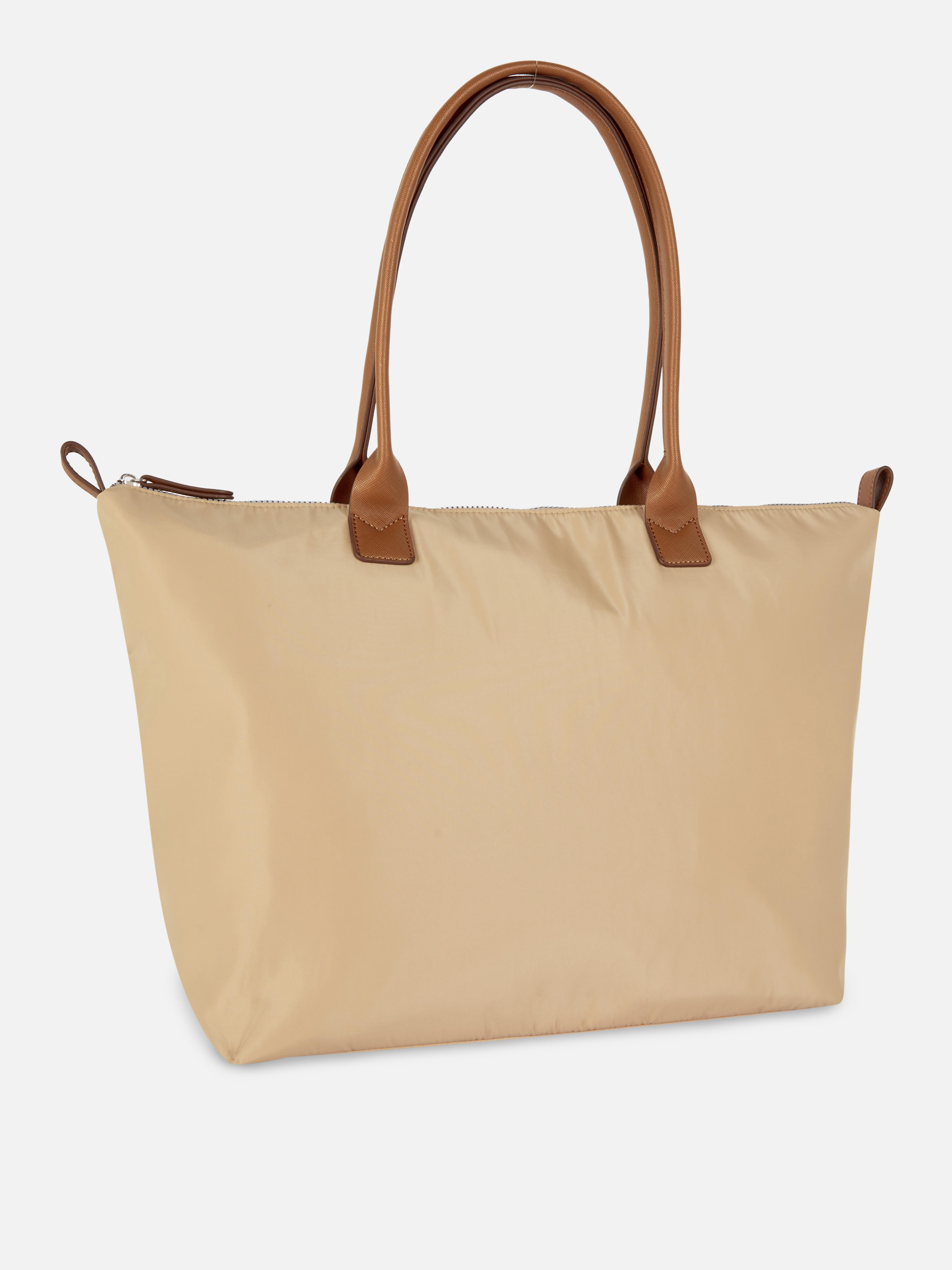 Geantă de umăr tip shopper mare. Această geantă este suficient de mare pentru toate lucrurile esențiale și este un accesoriu indispensabil.