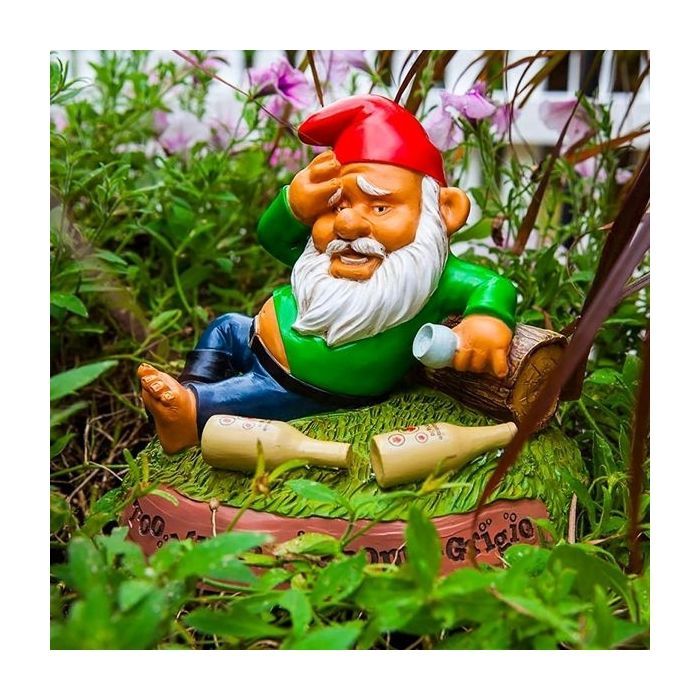 Umorismo da gnomo da giardino ubriaco