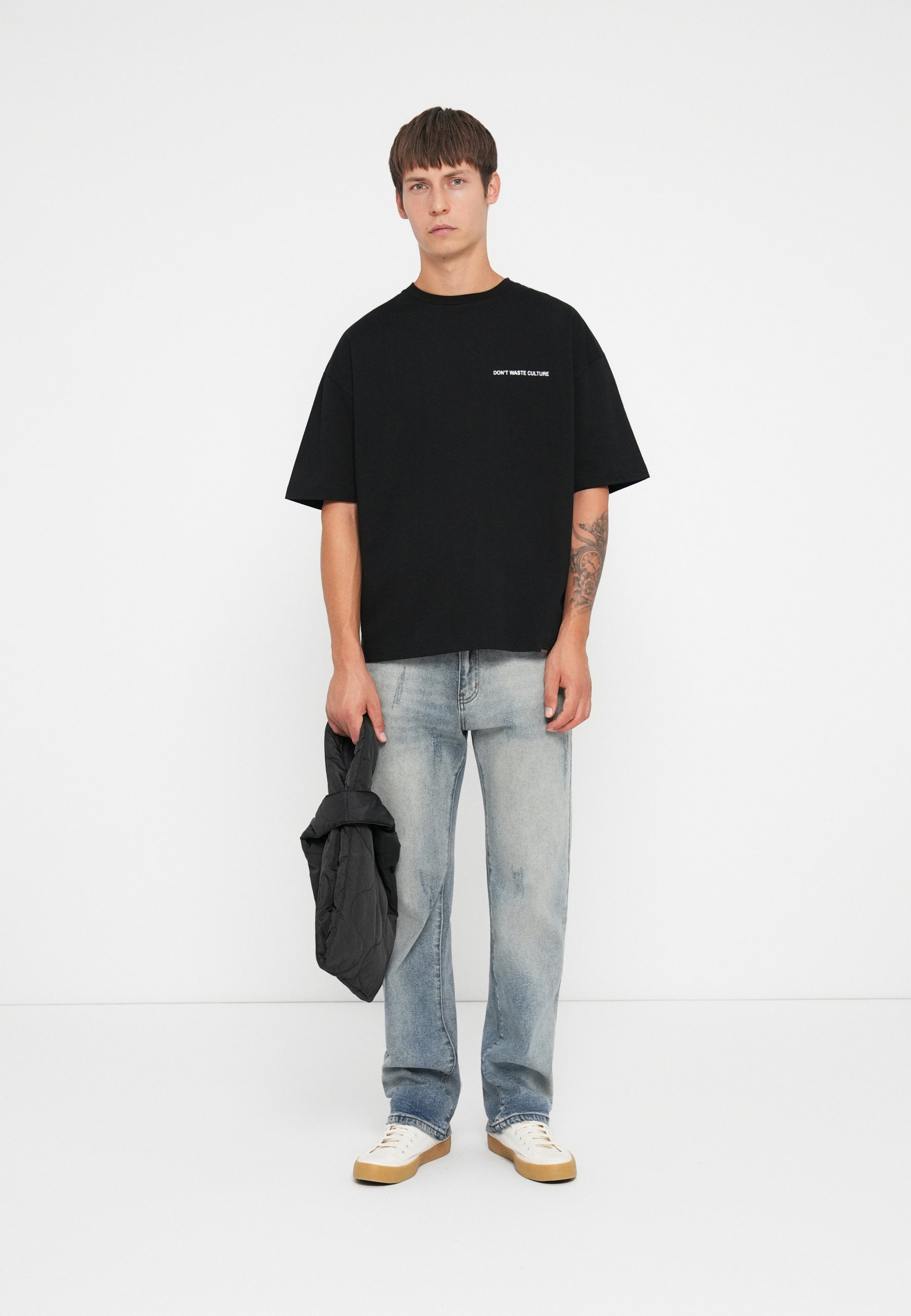 Älä tuhlaa -kulttuuri-t-paidat