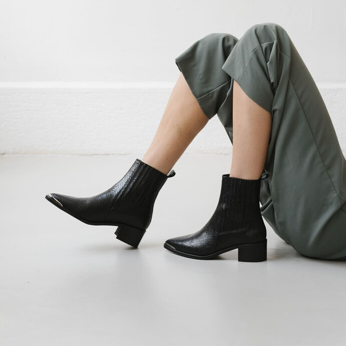 Bottines à talons et fronces  en reptile noir