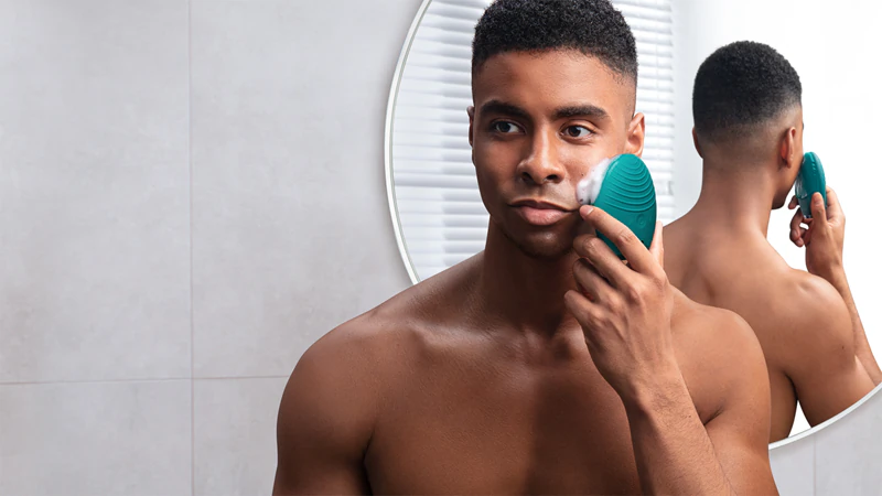 FOREO LUNA™4 Aparelho de massagem facial para limpeza e firmeza masculina