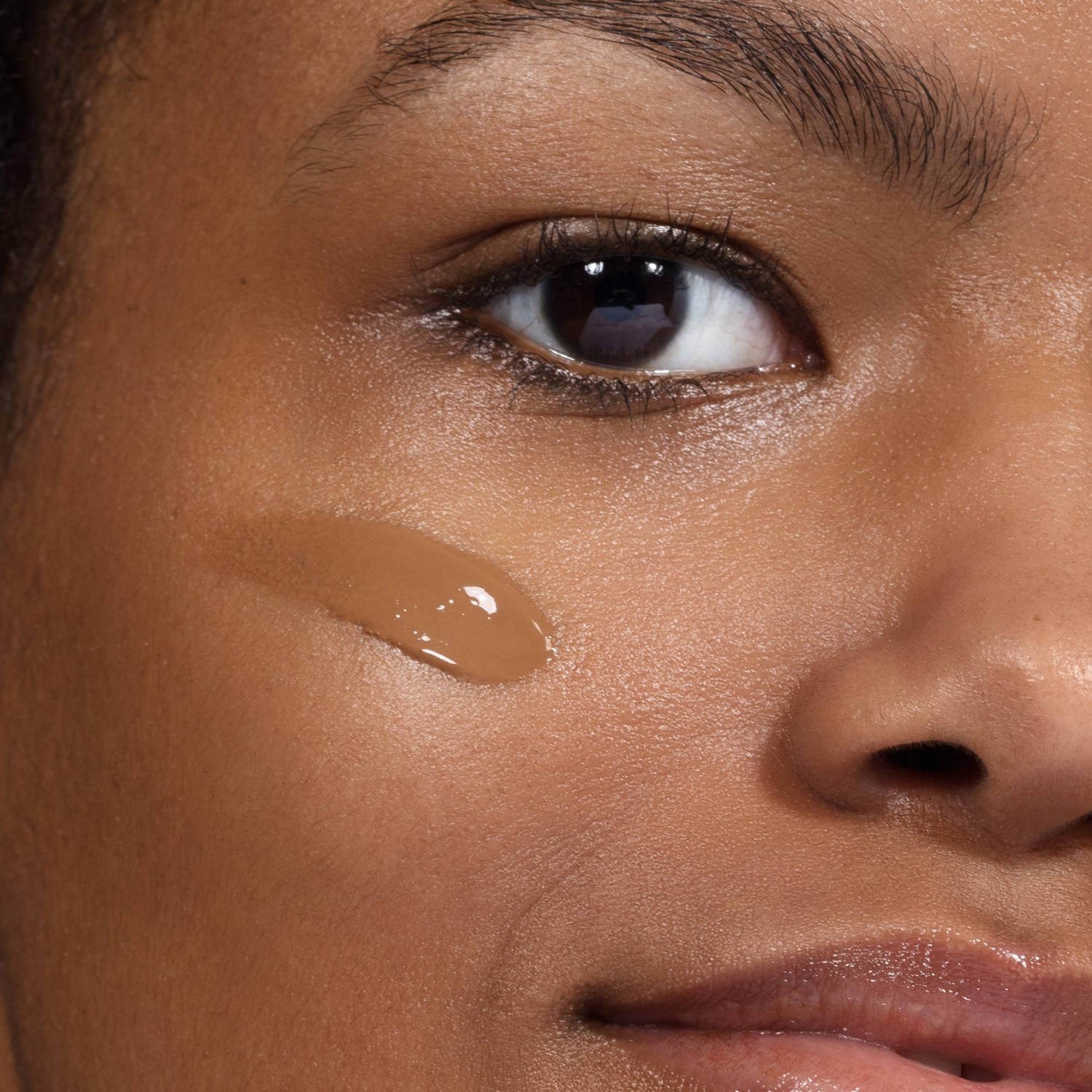 MÁDARA Foundation SKINONYM Semi-Matte Peptide Foundation, br. 15 STONE - 30 ml