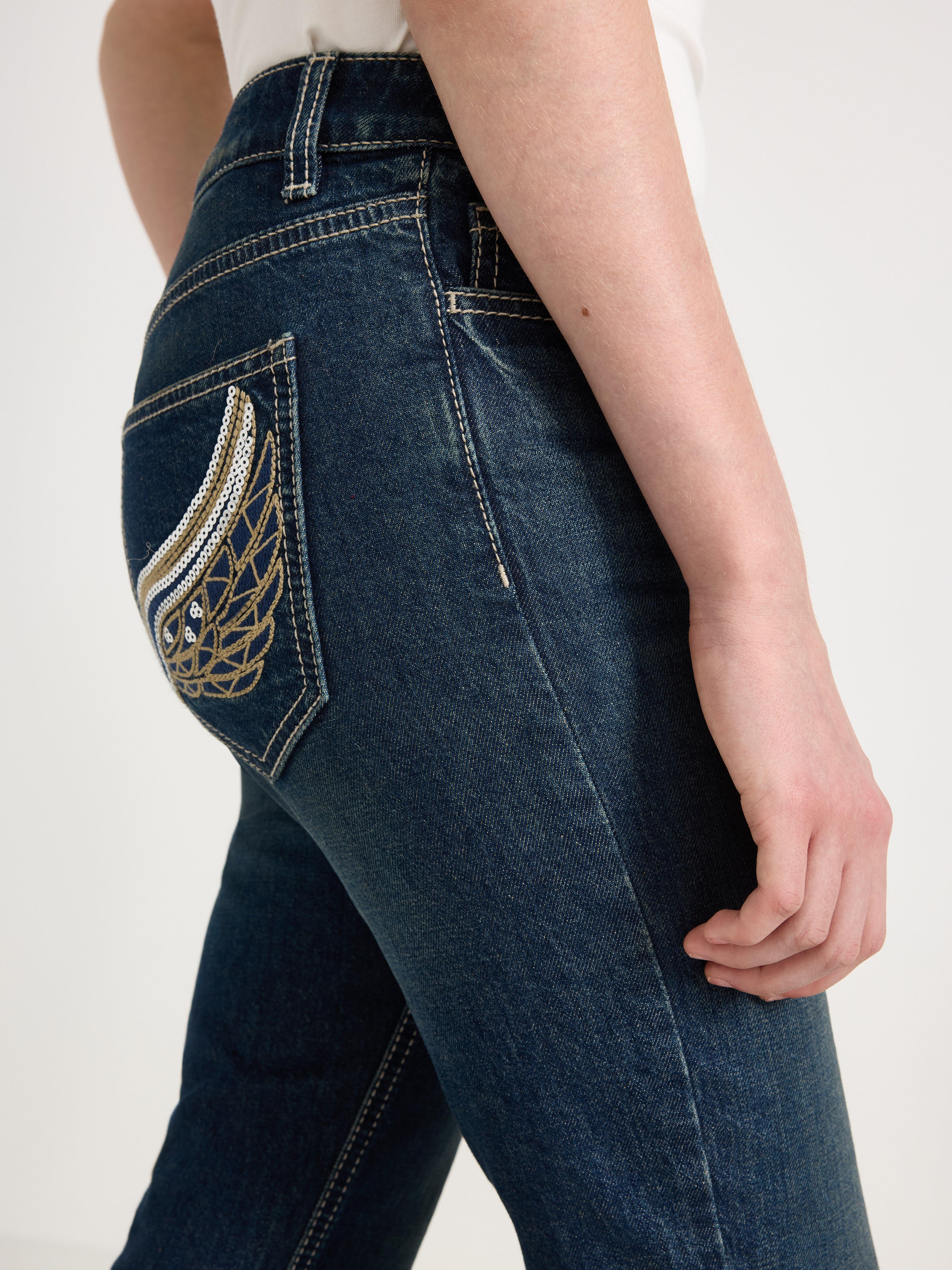 Vaqueros FREJA de pierna ancha con bolsillos traseros decorados. Denim oscuro.