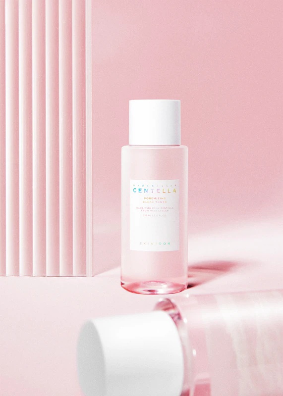 SKIN1004 Poremizing Clear Toner z madagaskarsko centello nežno pilingira kožo, jo zgladi in zmanjša pore.