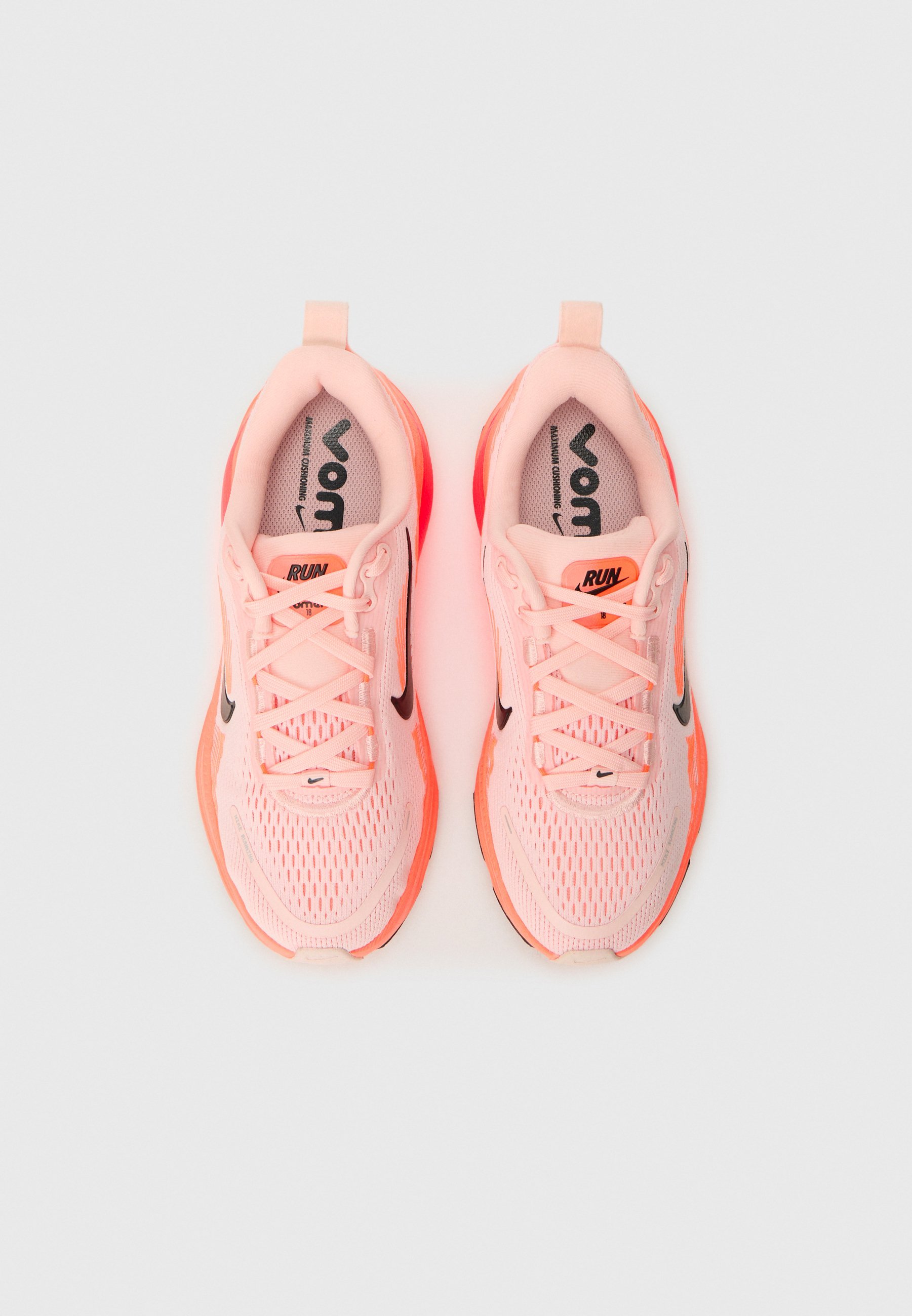 Nike Performance VOMERO 18 UNISEXE - Chaussures de running sur route - rose écho/noir/rouge vif/rouge carmin
