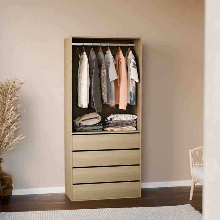 Roupeiro com 4 gavetas e 1 varão para pendurar roupa, em painéis laminados na cor natural.