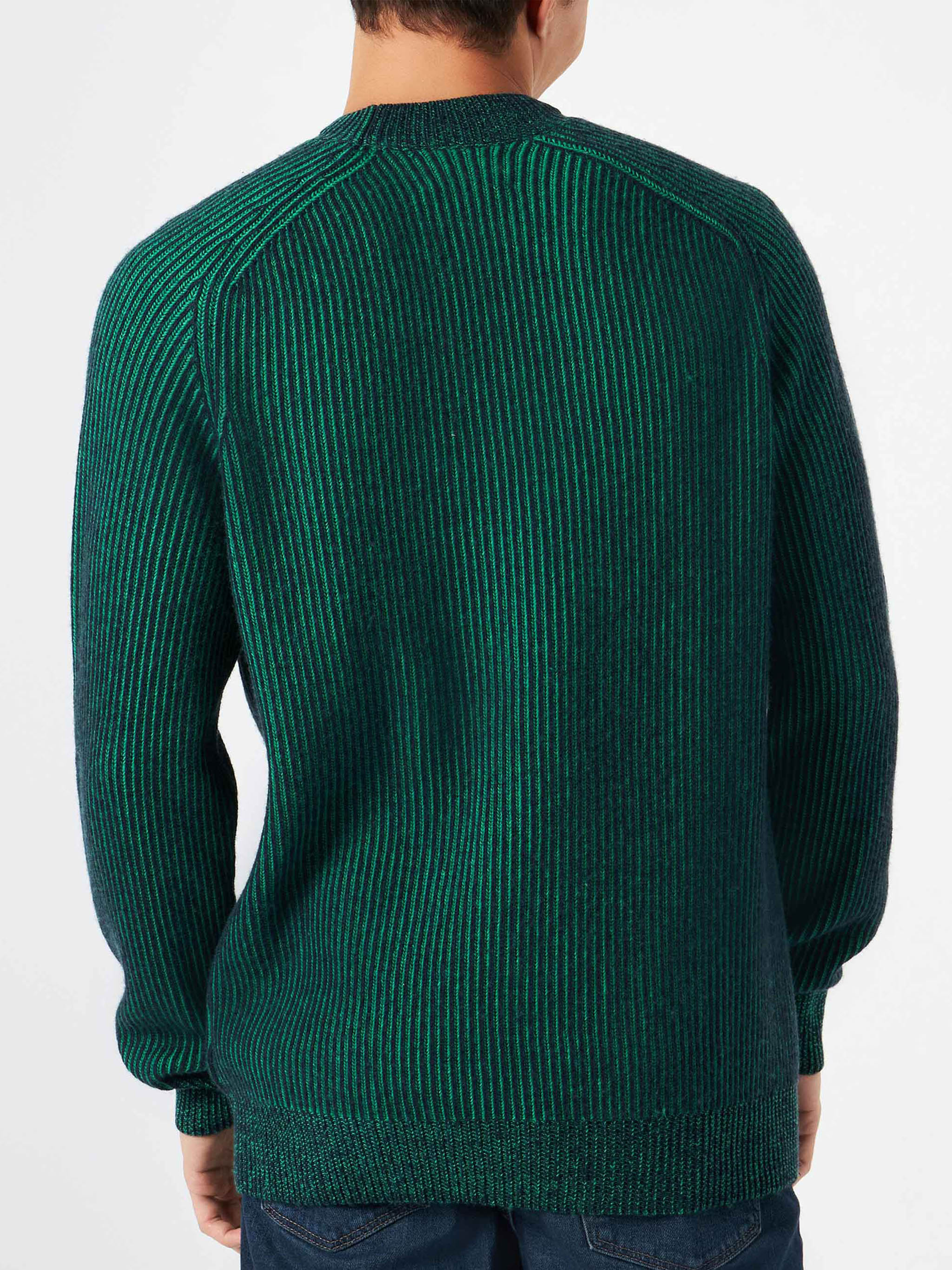 Grüner gerippter Herrenpullover mit halbem Halsausschnitt