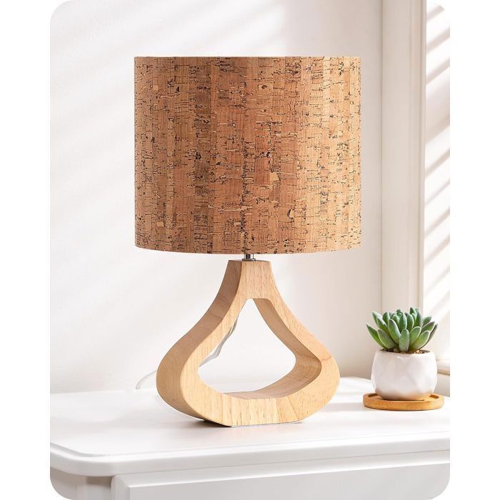 Lámpara de mesa EDISHINE con pantalla de corteza natural, base teñida en roble claro y bombilla LED E27 incluida.