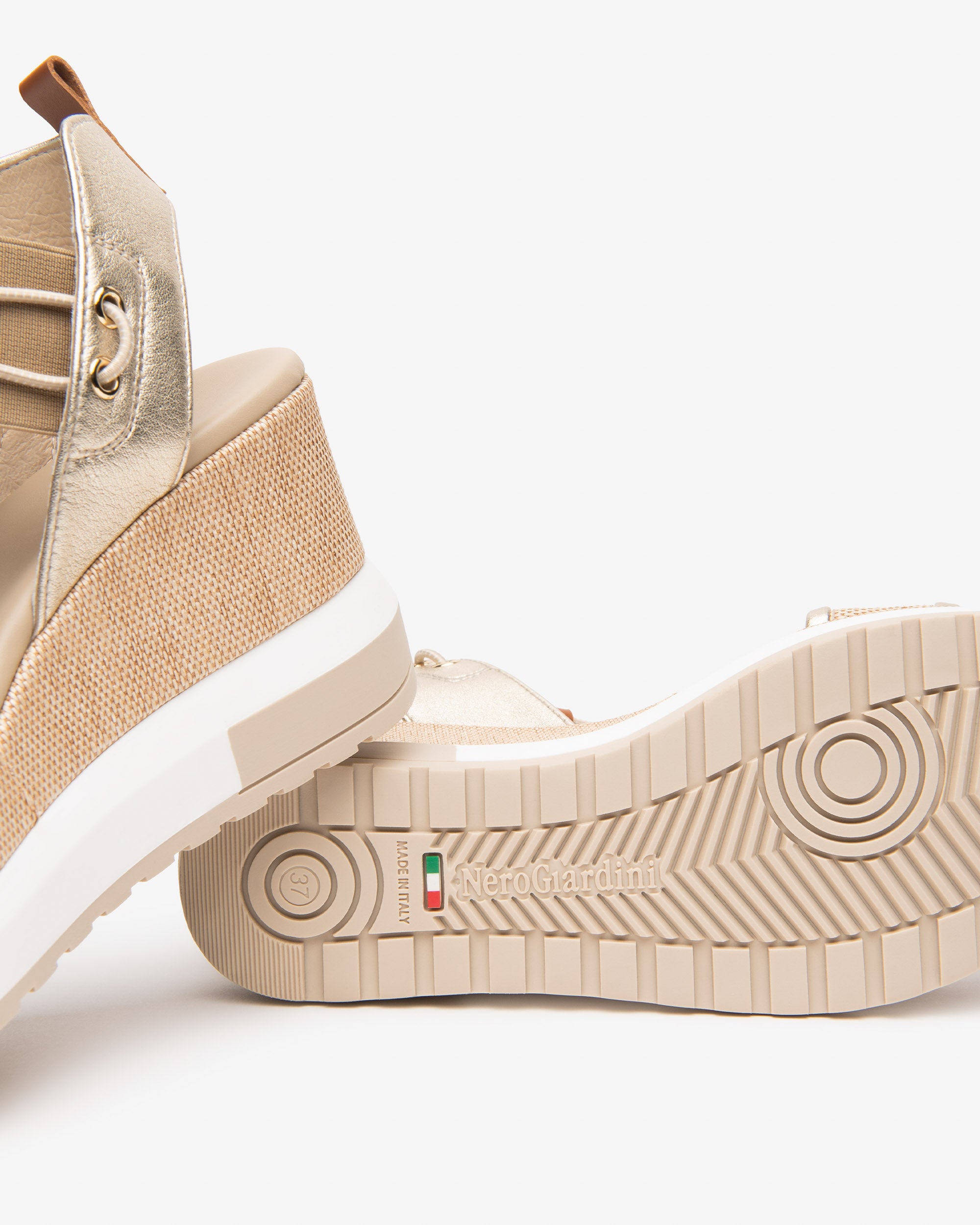 Damensandalen aus Leder, Canvas und technischen Materialien