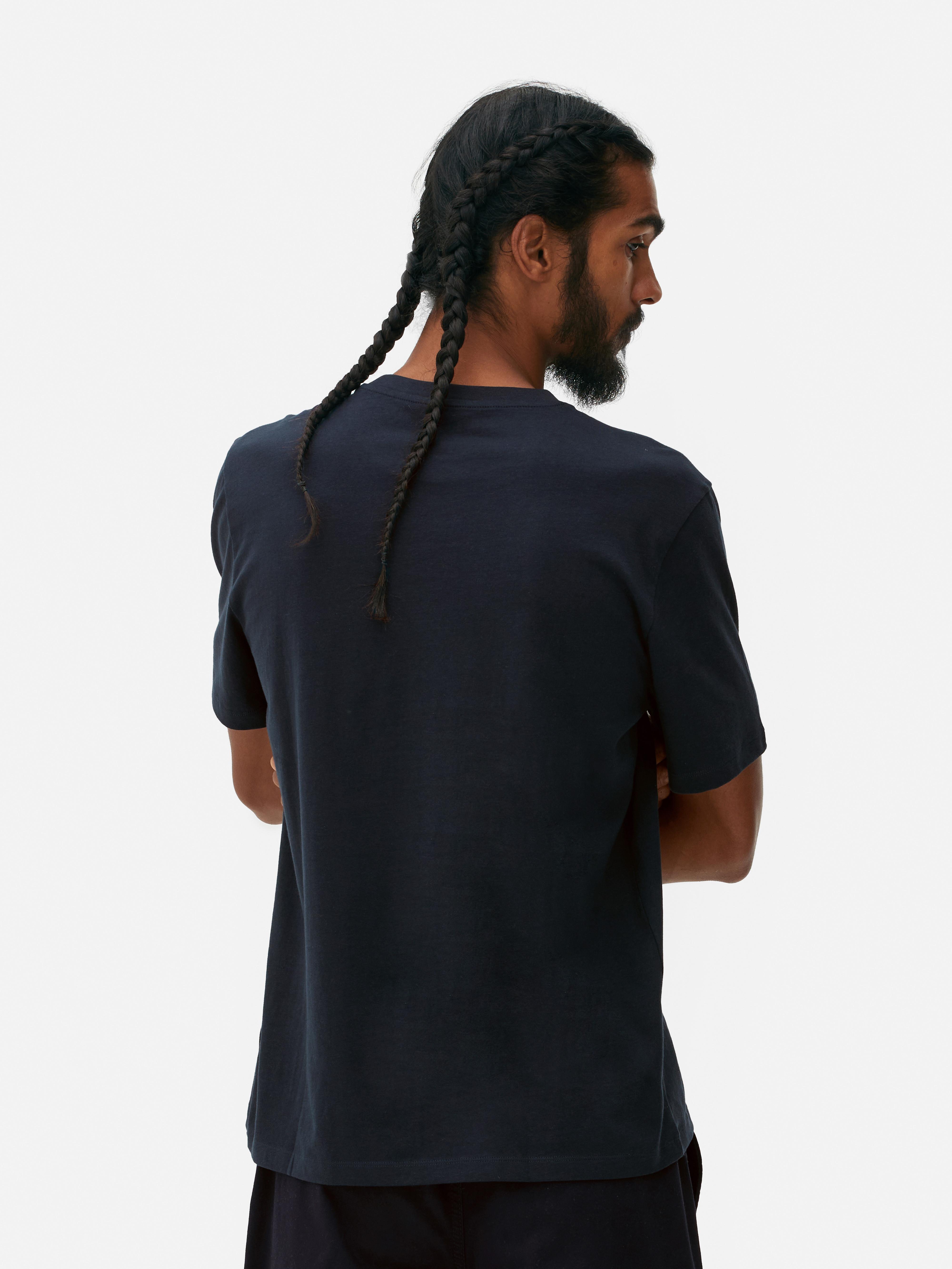 Rundhals-T-Shirt, normale Passform Ein klassisches Rundhals-T-Shirt mit normaler Passform und kurzen Ärmeln