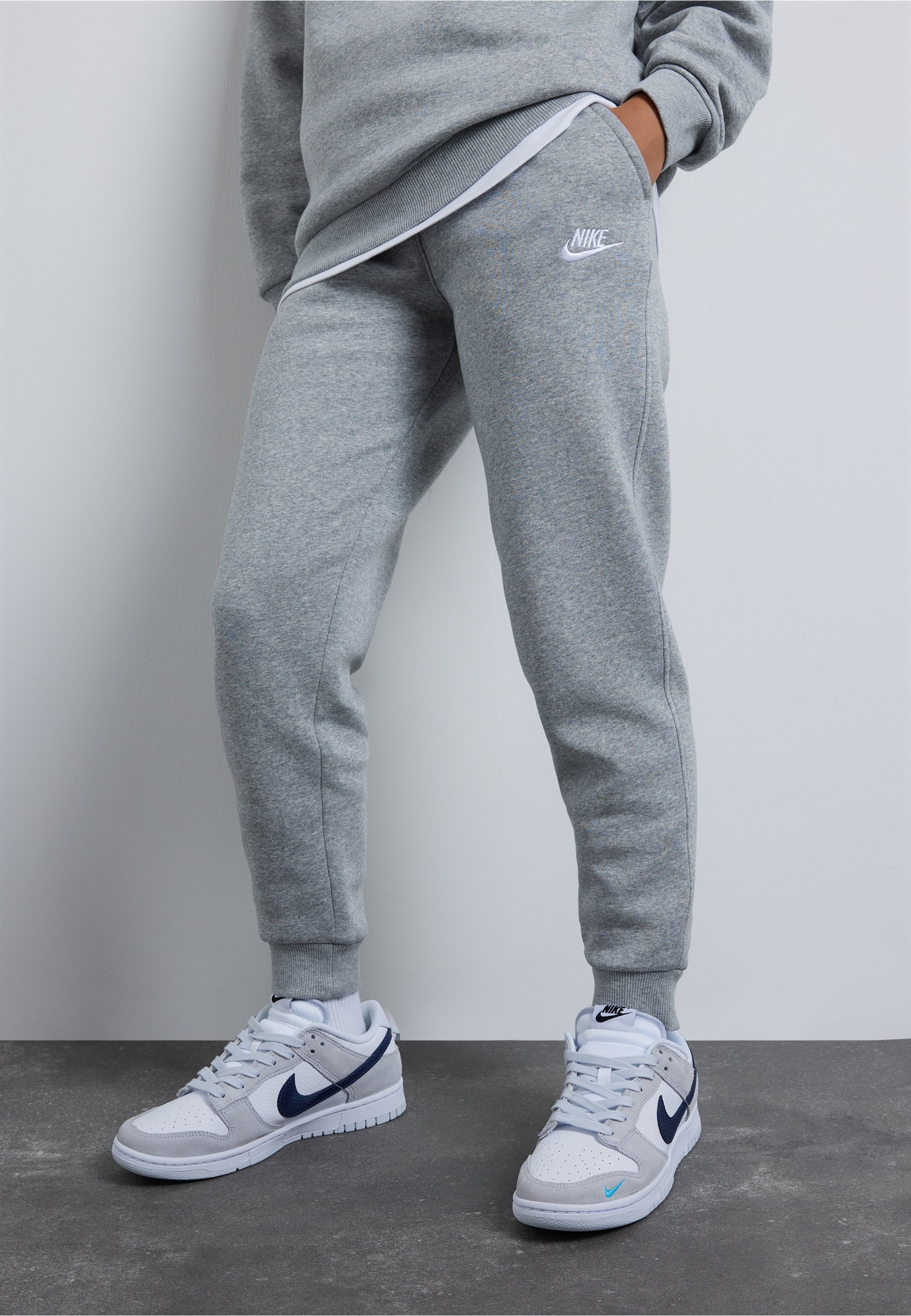 Calça de fato de treino Nike Sportswear CLUB UNISSEX - cinza mesclado escuro/cinza base/branco