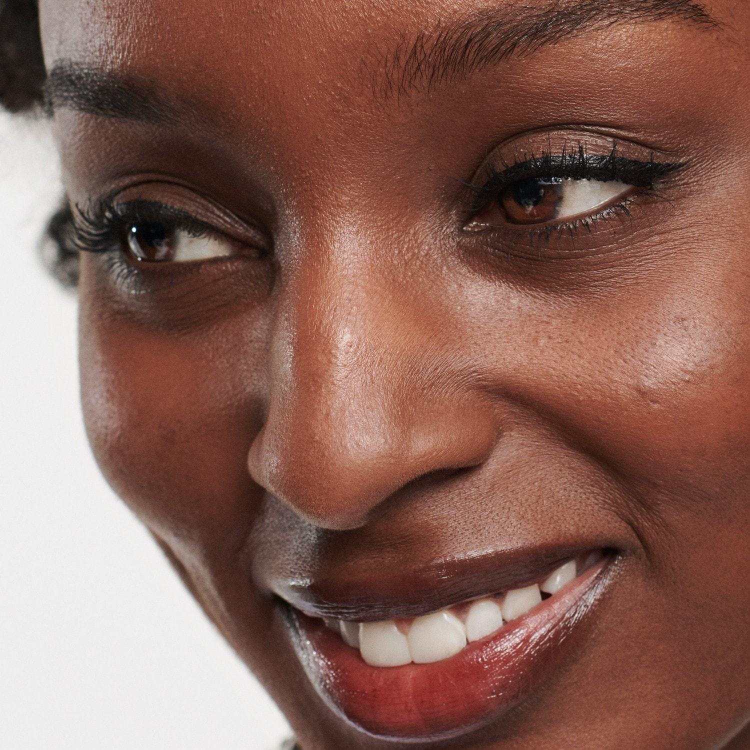 Clinique Eyeliner High Impact™ Easy šķidrais acu zīmulis - 0,67 g